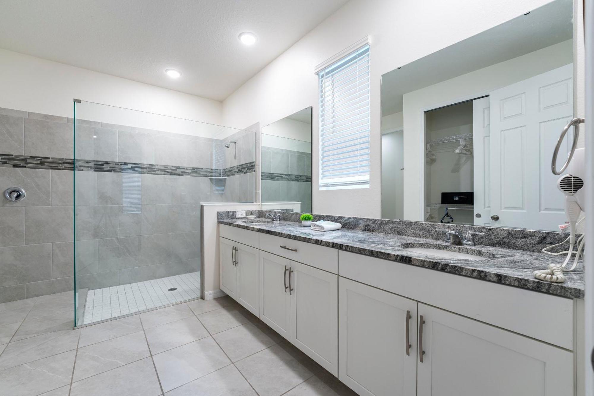 Solara Home, Wooded View Pool 6br, Modern Decor Holiday home *