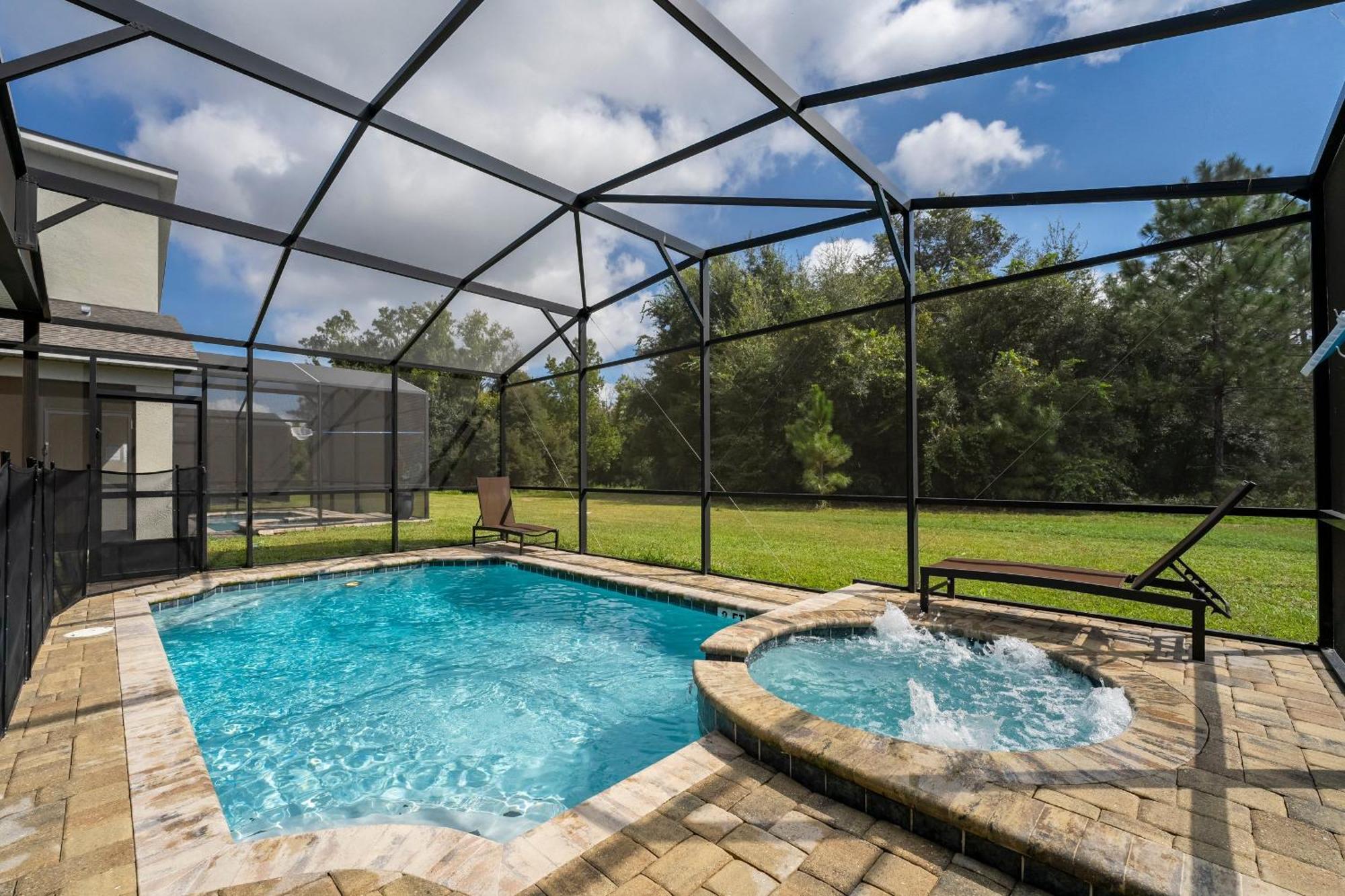 Solara Home, Wooded View Pool 6br, Modern Decor Holiday home