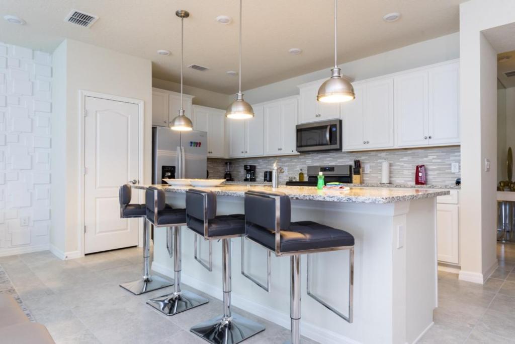 Modern Townhome 5 Beds 3 Kings Private Pool Holiday home *