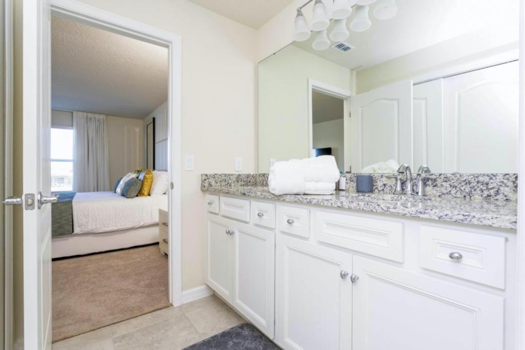 Modern Townhome 5 Beds 3 Kings Private Pool Holiday home