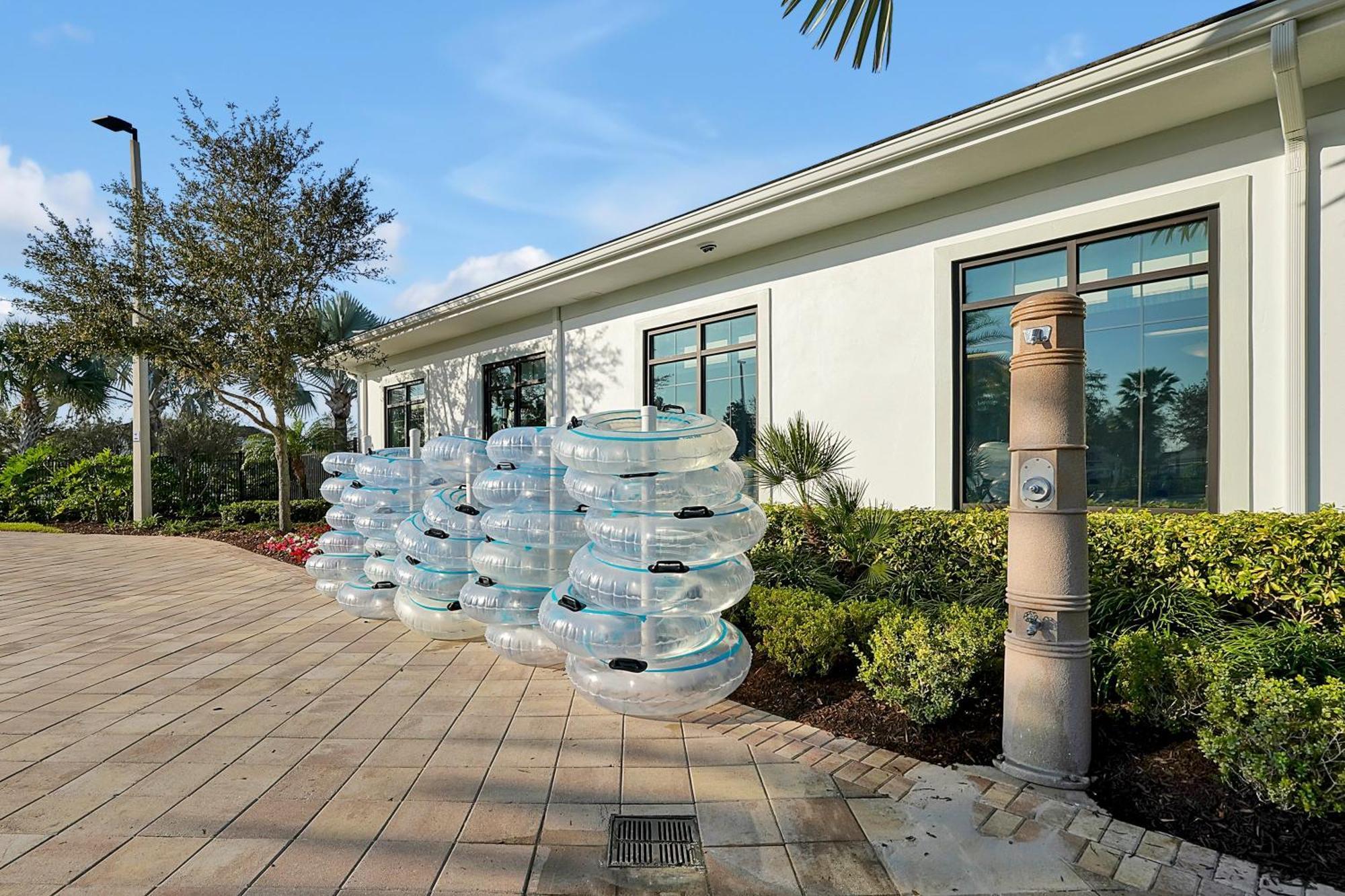 Storey Home: Pool, Gym, Lazy River & Near Holiday home