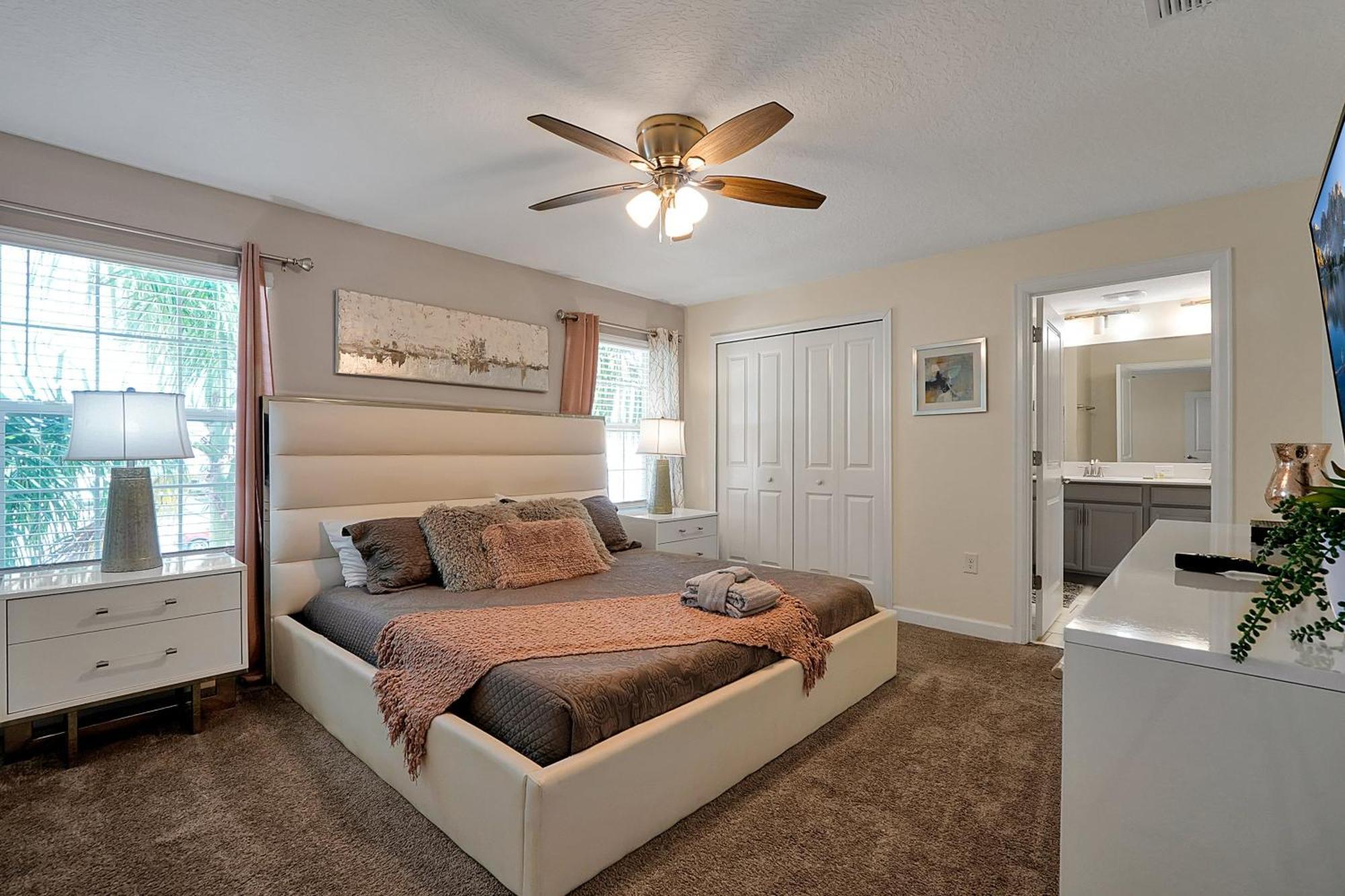 Storey Home: Pool, Gym, Lazy River & Near *