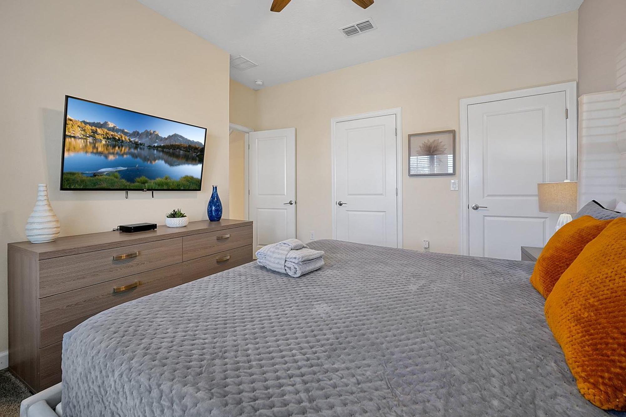 Storey Home: Pool, Gym, Lazy River & Near