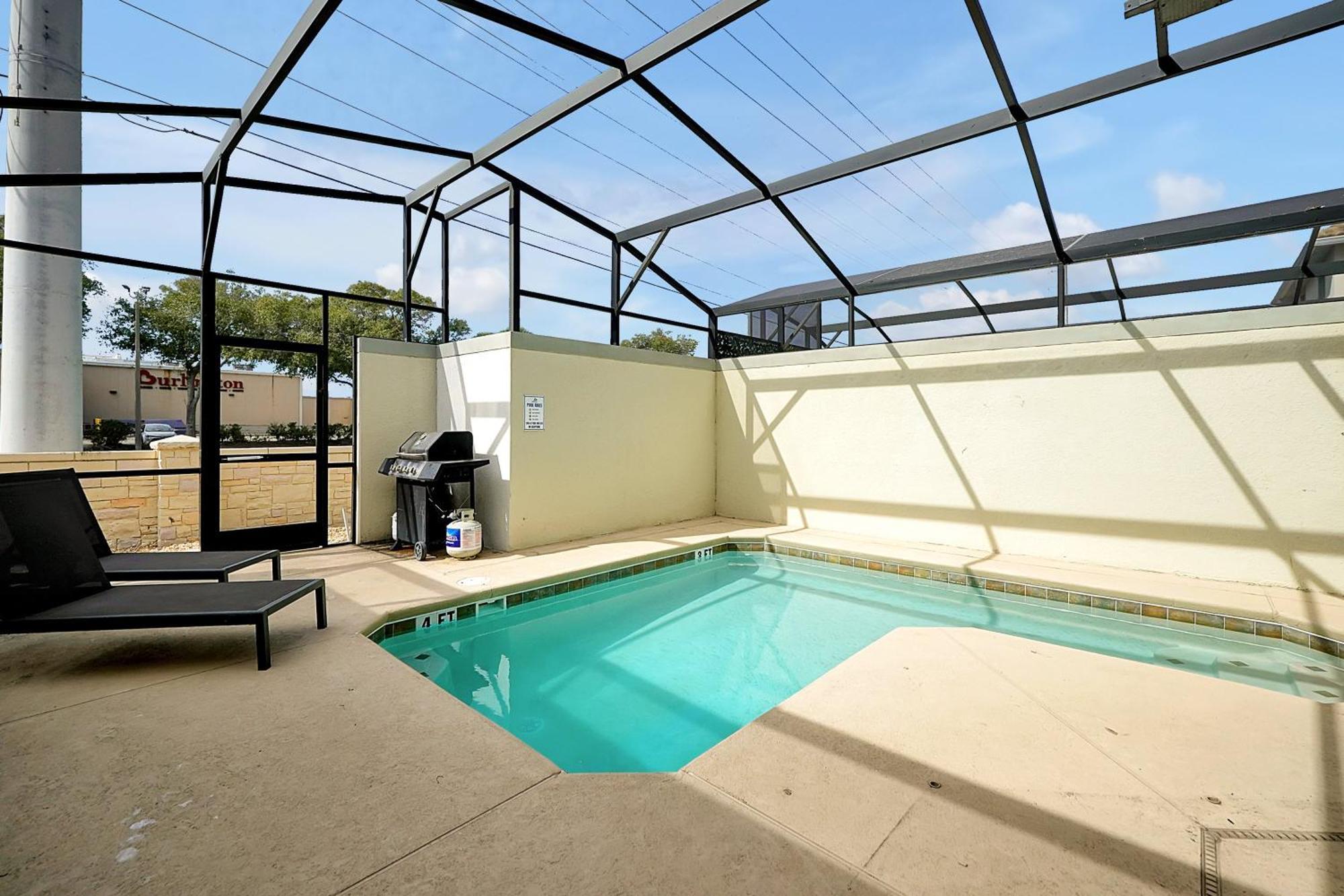 Storey Home: Pool, Gym, Lazy River & Near Holiday home