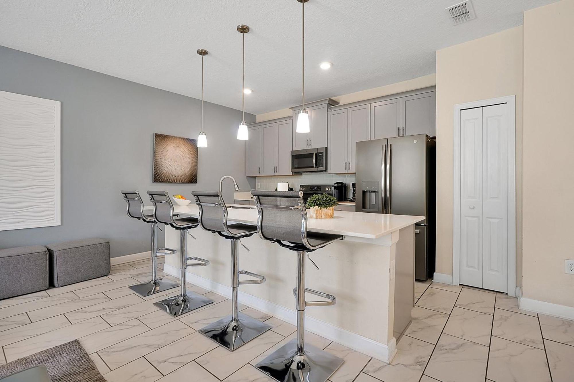 Storey Home: Pool, Gym, Lazy River & Near *