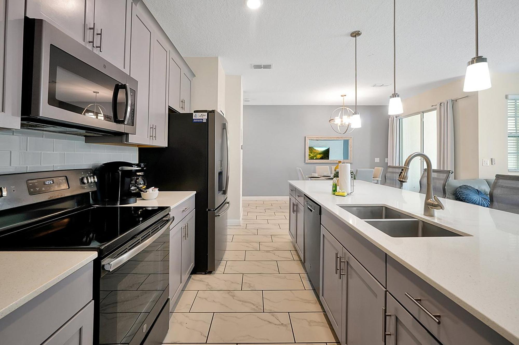 Storey Home: Pool, Gym, Lazy River & Near