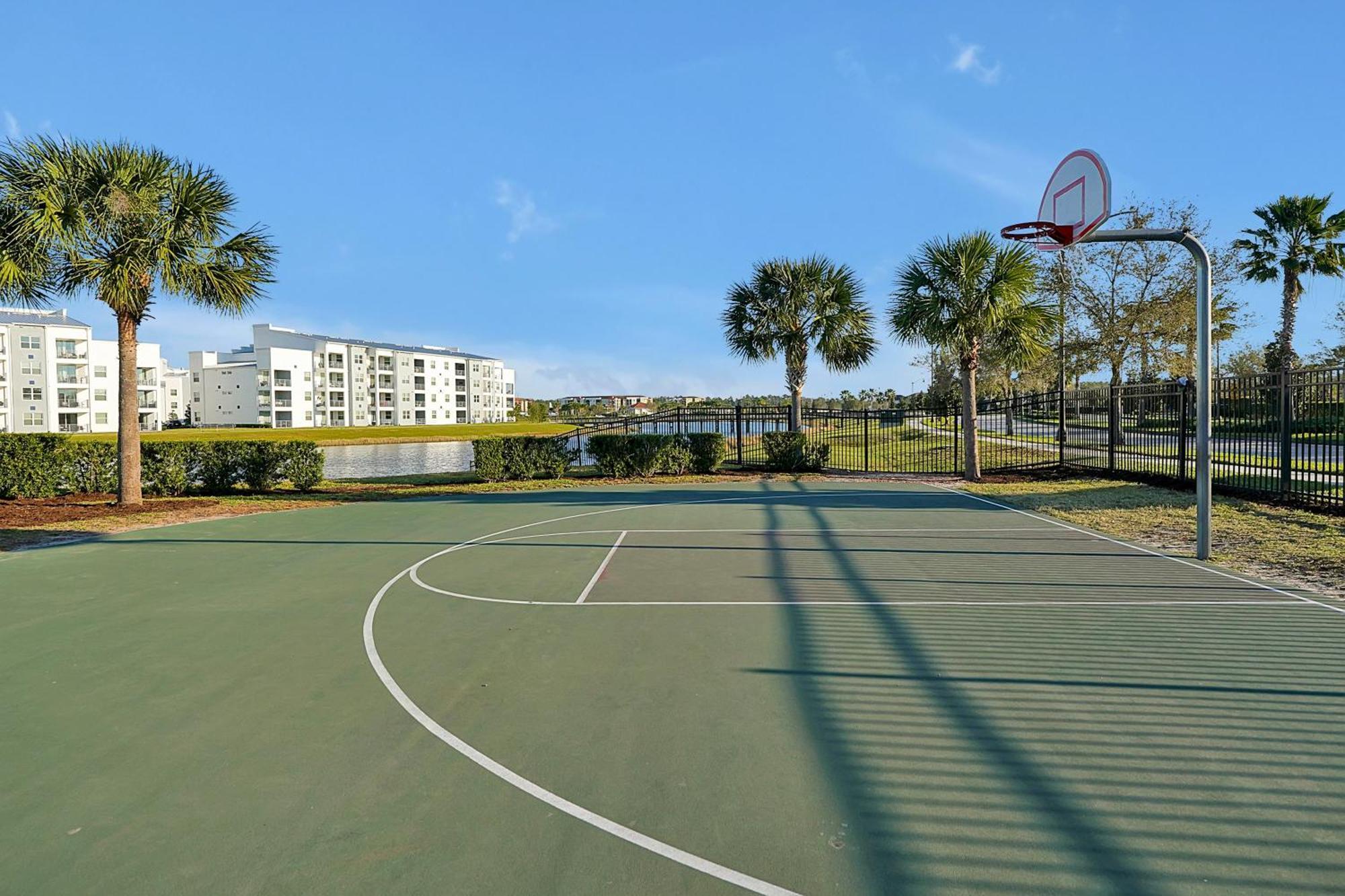 Storey Home: Pool, Gym, Lazy River & Near *