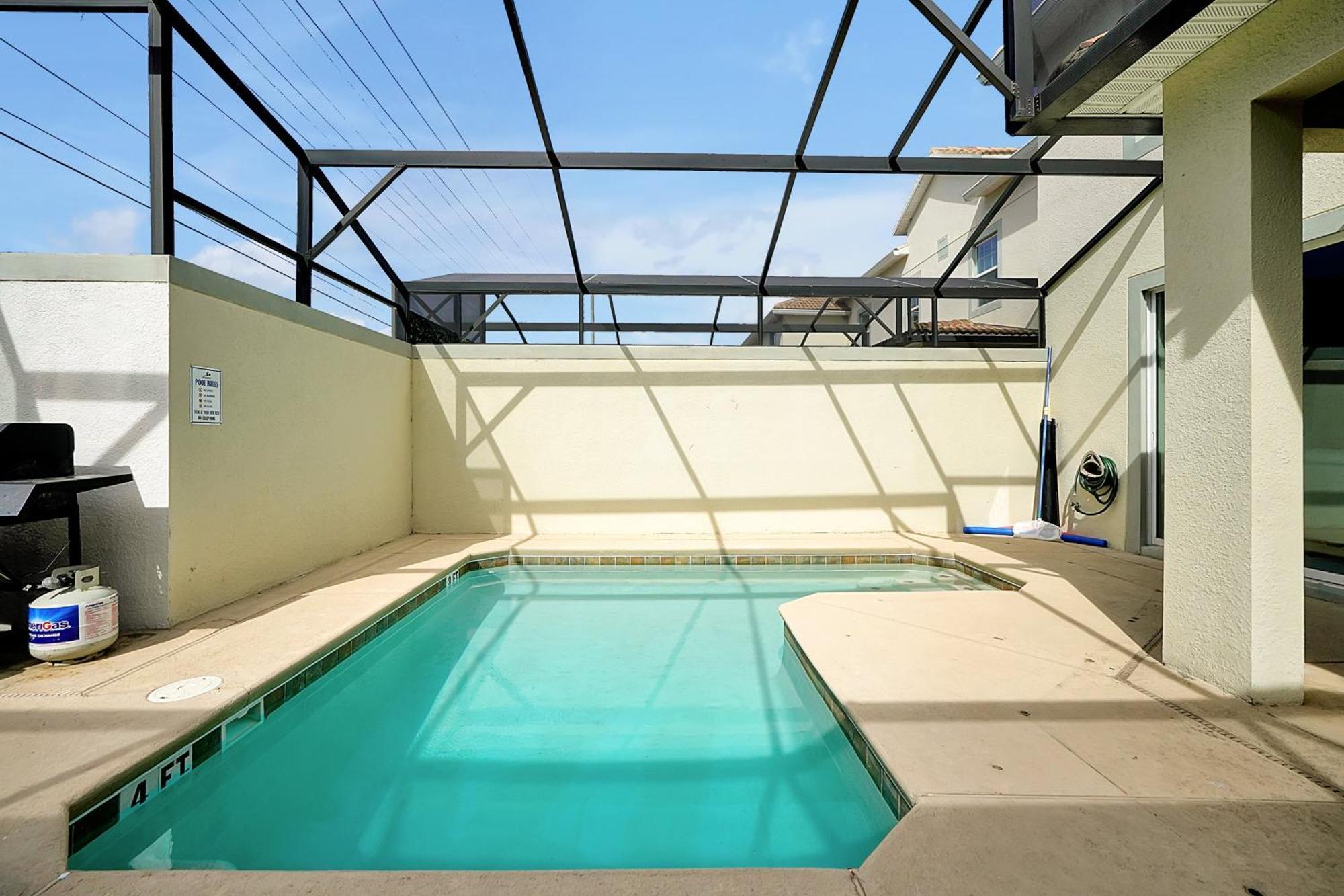 Storey Home: Pool, Gym, Lazy River & Near