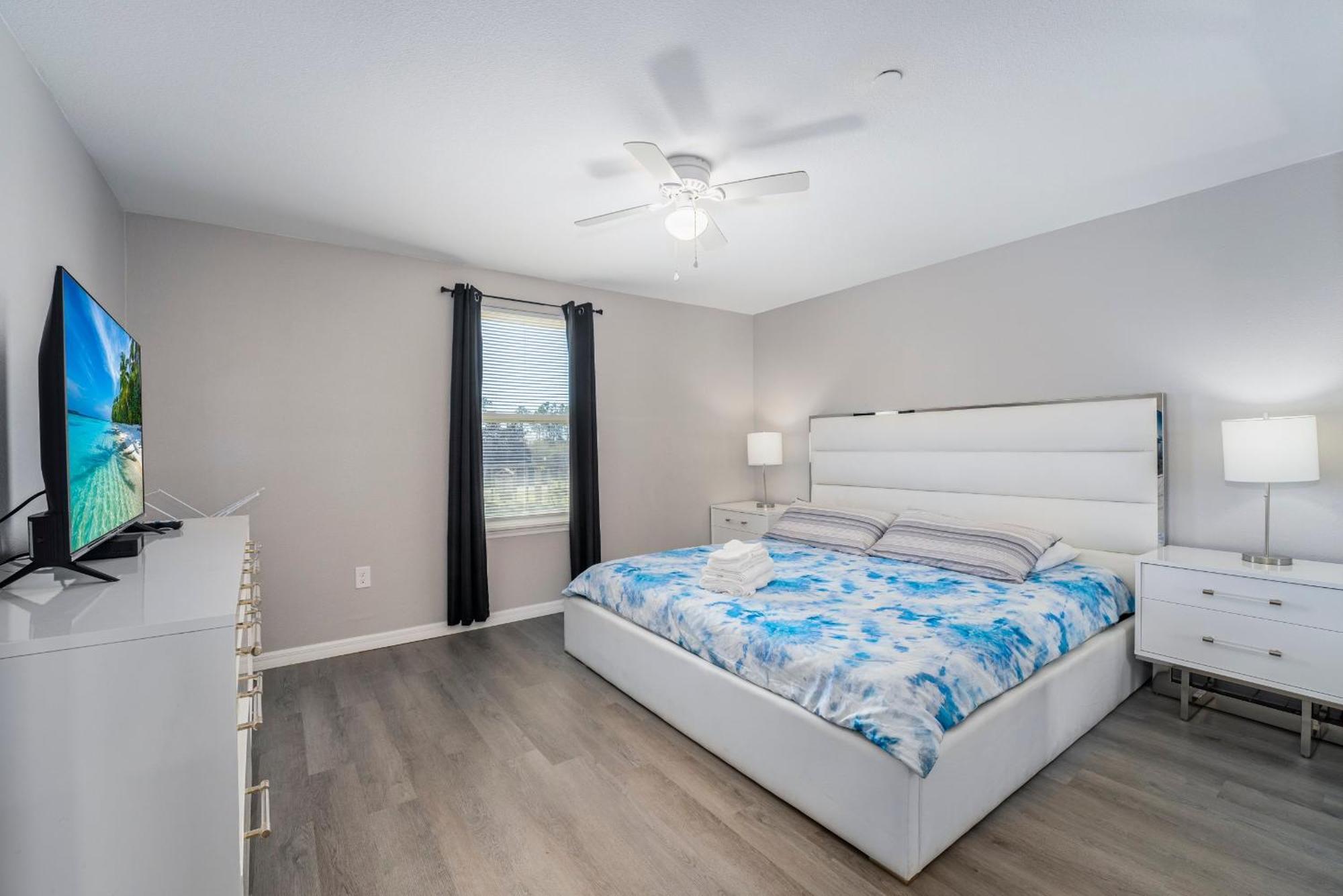 3rd Floor With Elevator And Amenities, Walk To Shops And Dining
