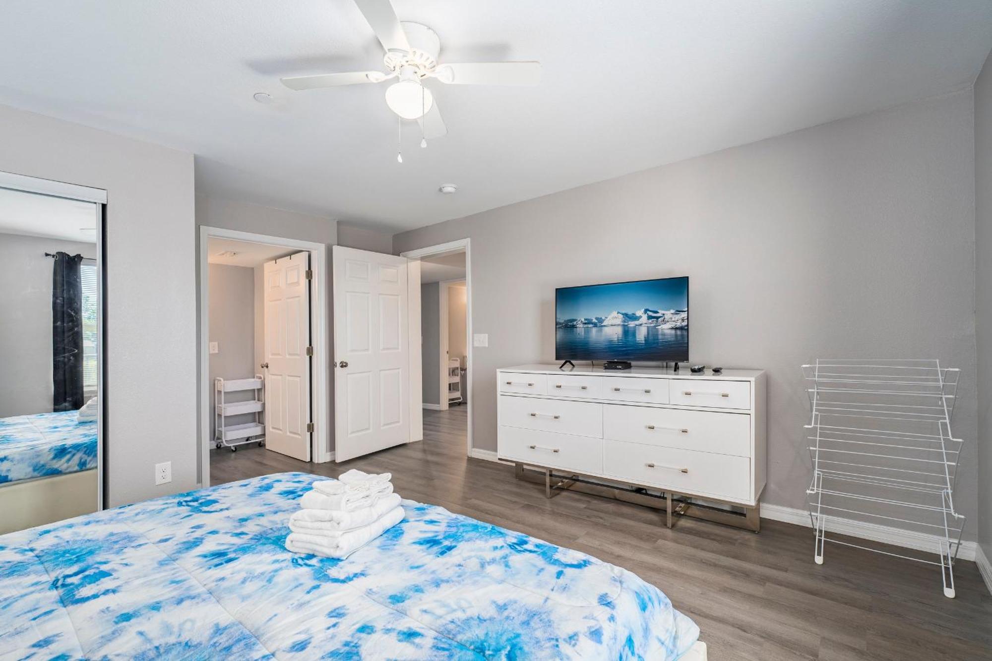 3rd Floor With Elevator And Amenities, Walk To Shops And Dining Holiday home *