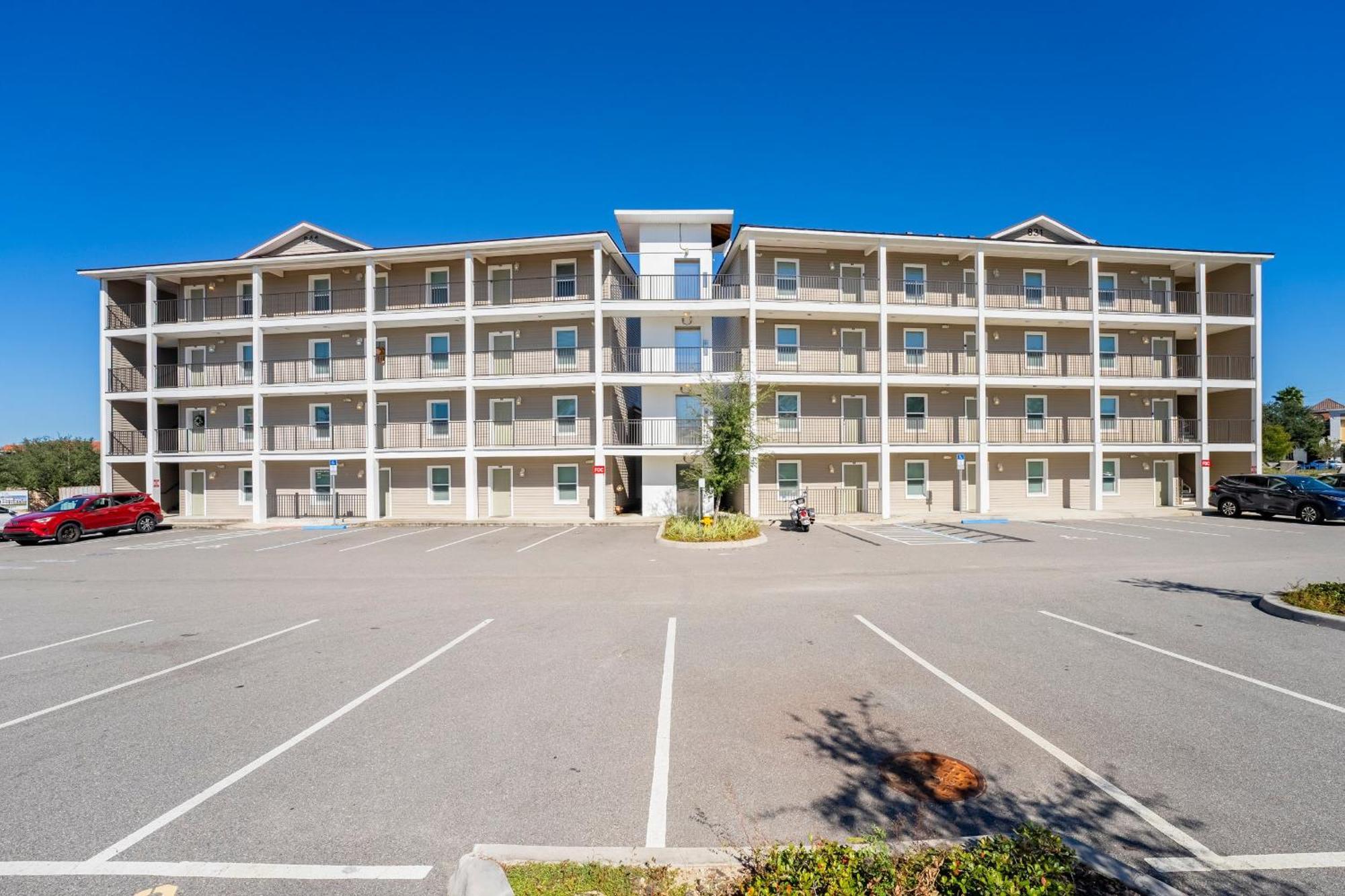 3rd Floor With Elevator And Amenities, Walk To Shops And Dining Holiday home *