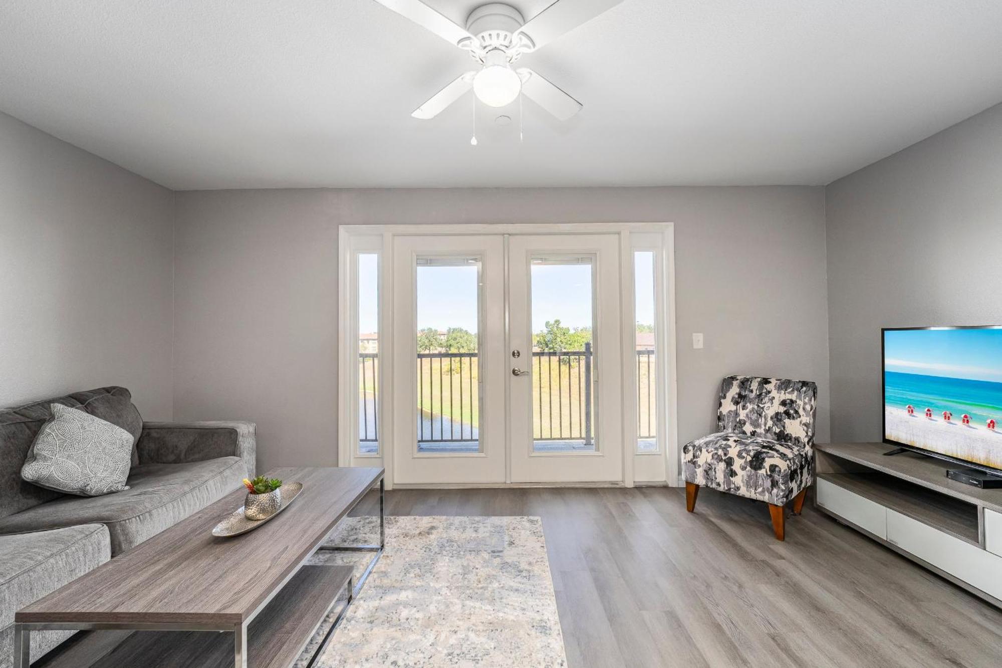 Holiday home 3rd Floor With Elevator And Amenities, Walk To Shops And Dining