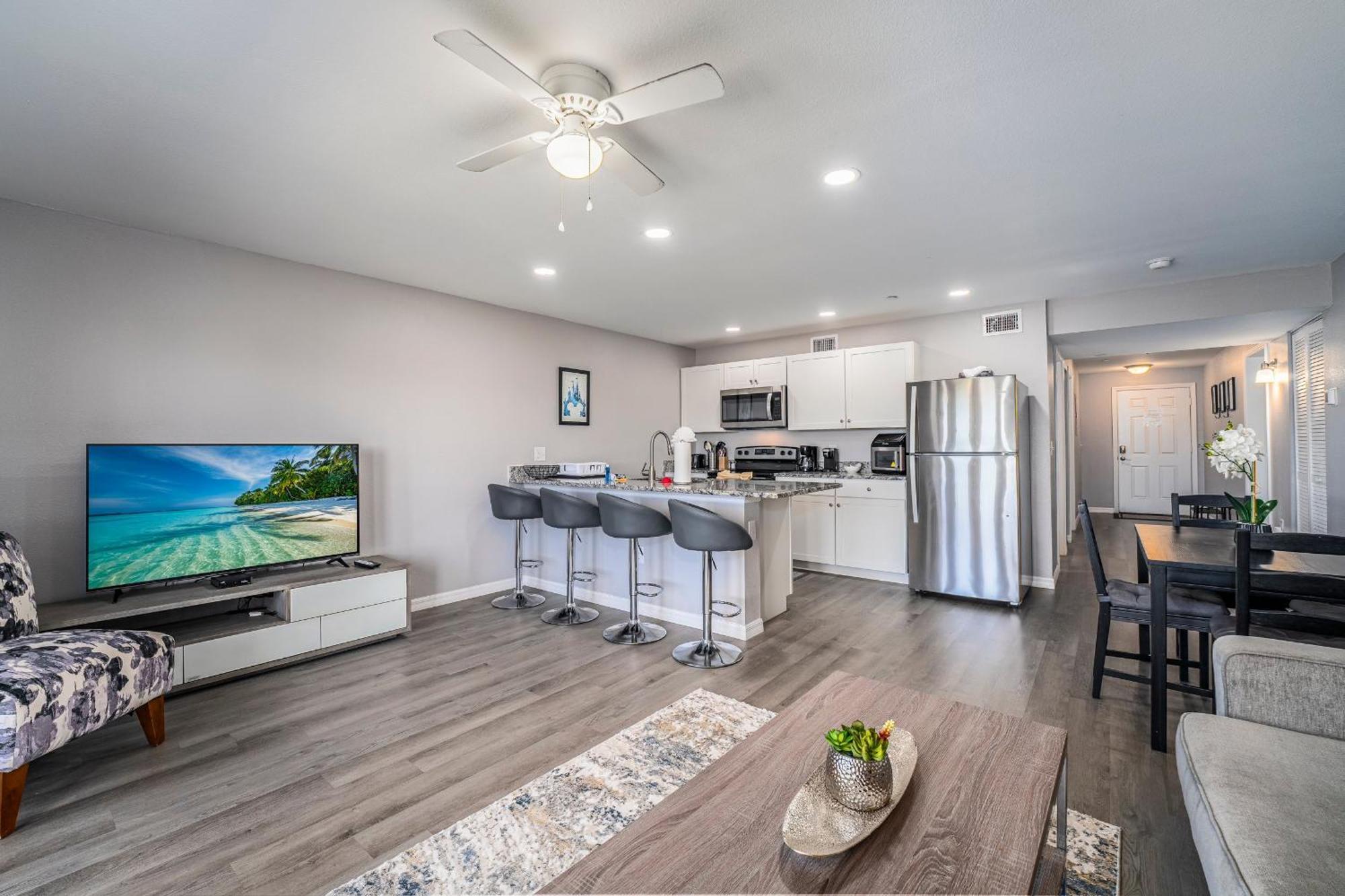 3rd Floor With Elevator And Amenities, Walk To Shops And Dining Holiday home