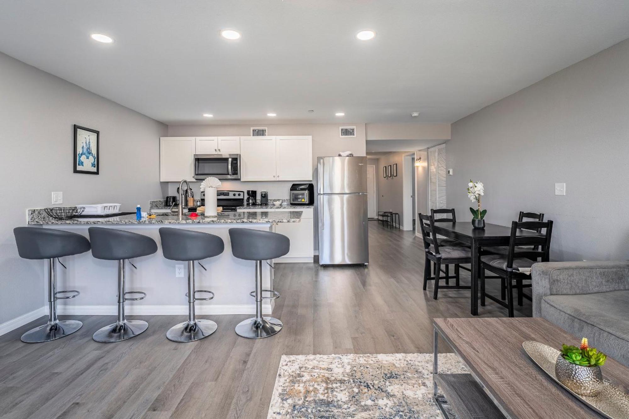 3rd Floor With Elevator And Amenities, Walk To Shops And Dining Holiday home