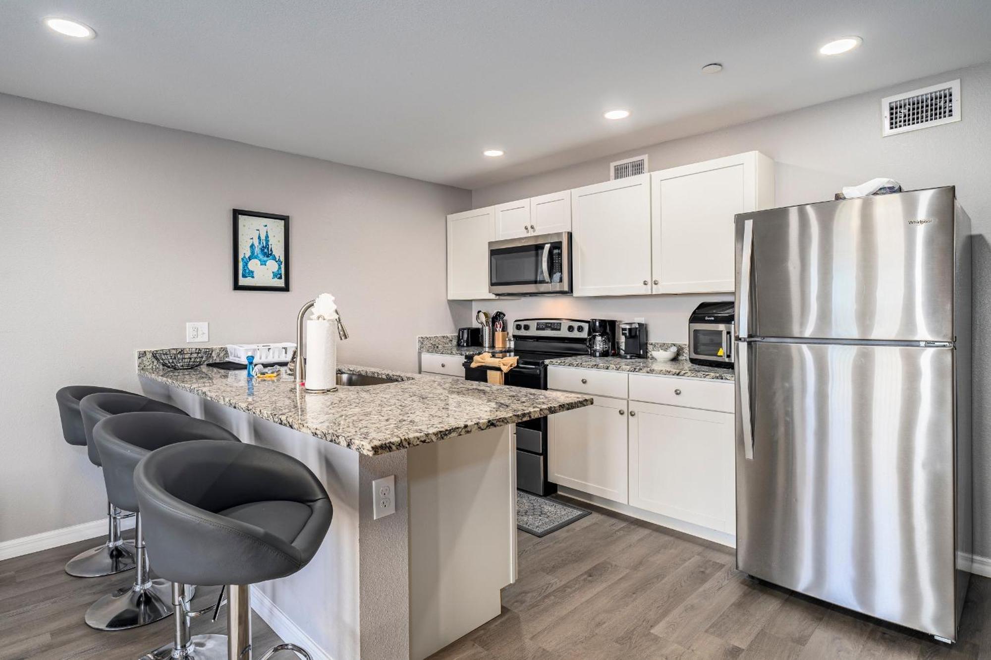3rd Floor With Elevator And Amenities, Walk To Shops And Dining Holiday home