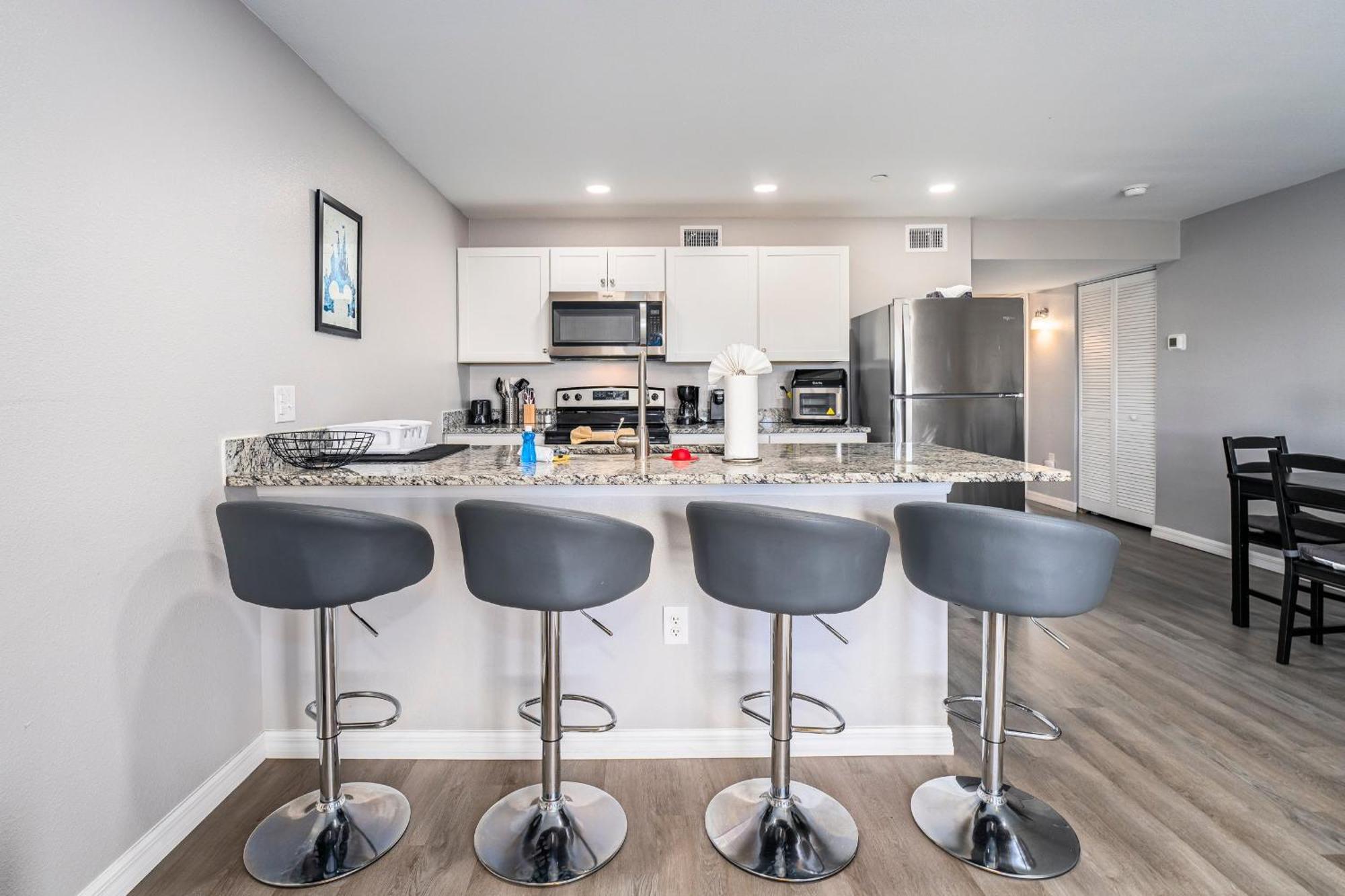 3rd Floor With Elevator And Amenities, Walk To Shops And Dining Holiday home *