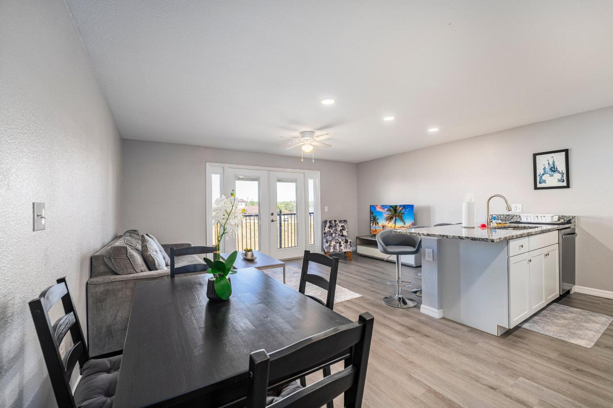 3rd Floor With Elevator And Amenities, Walk To Shops And Dining * Davenport