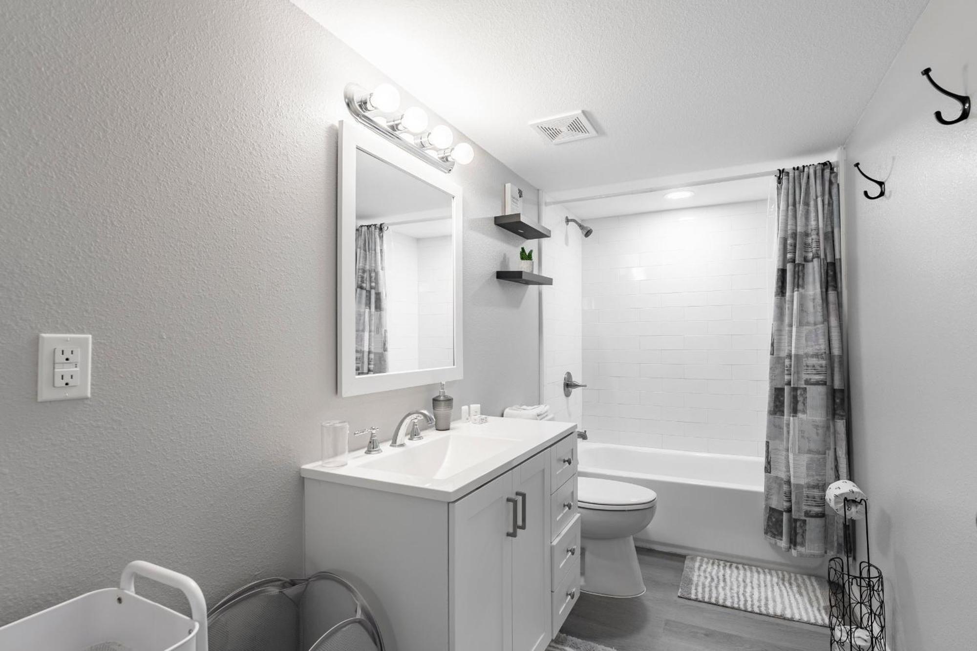 3rd Floor With Elevator And Amenities, Walk To Shops And Dining Davenport