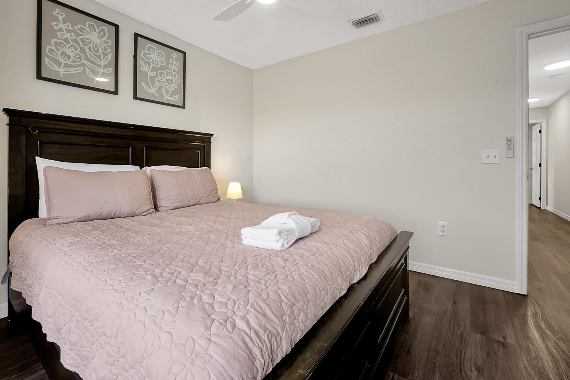 Holiday home Berkley Home: Pool, Lakefront & Near *