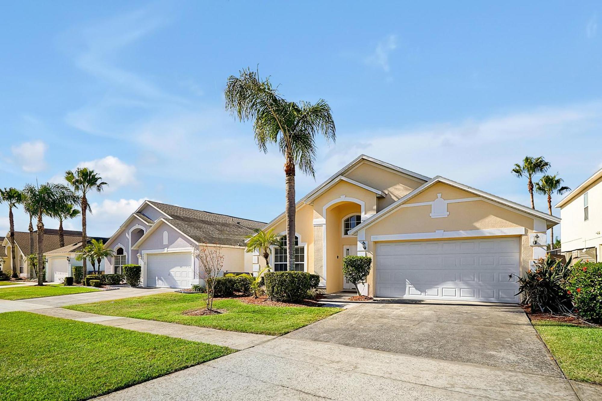Berkley Home: Pool, Lakefront & Near Kissimmee