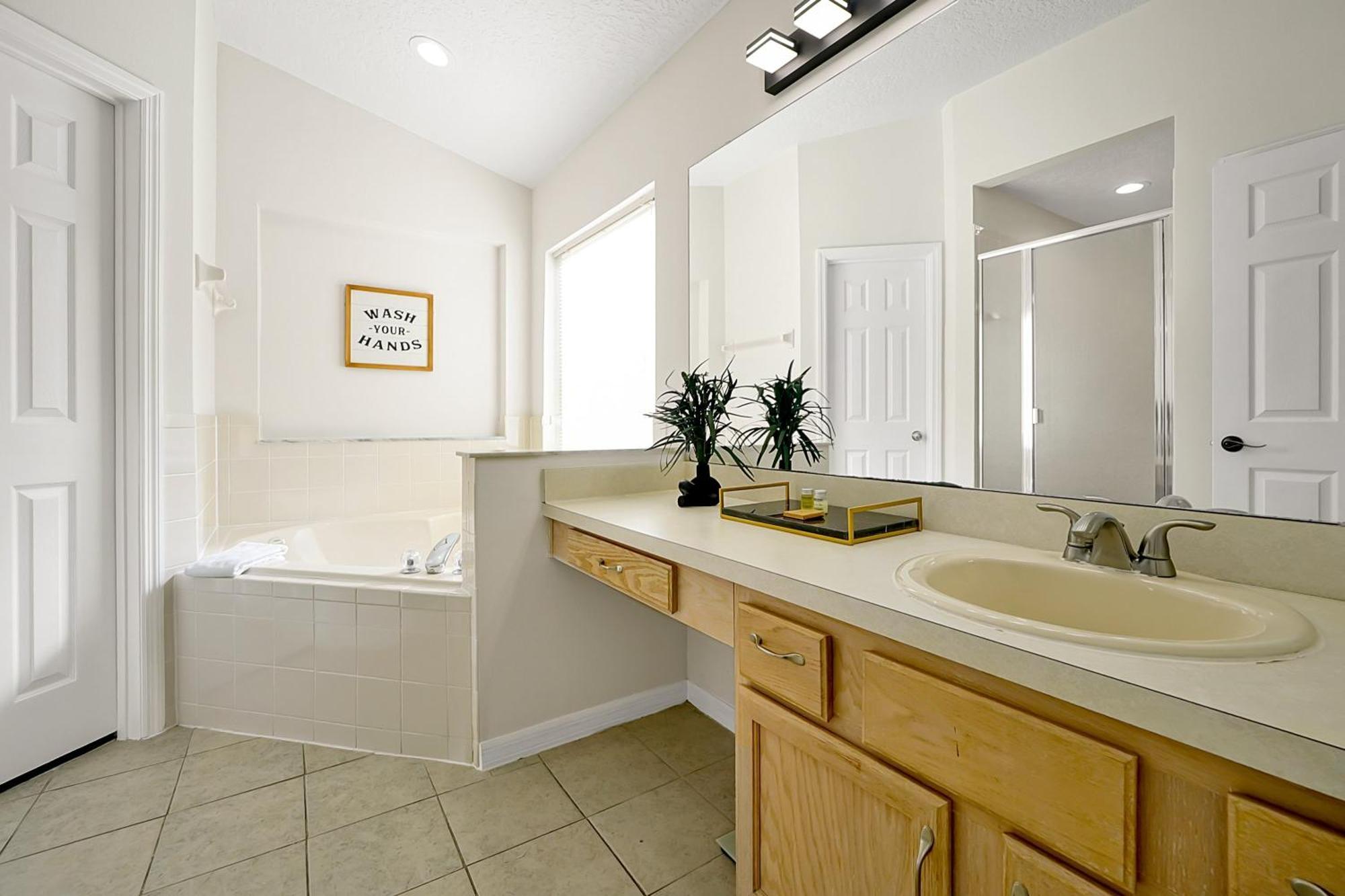 Berkley Home: Pool, Lakefront & Near * Kissimmee