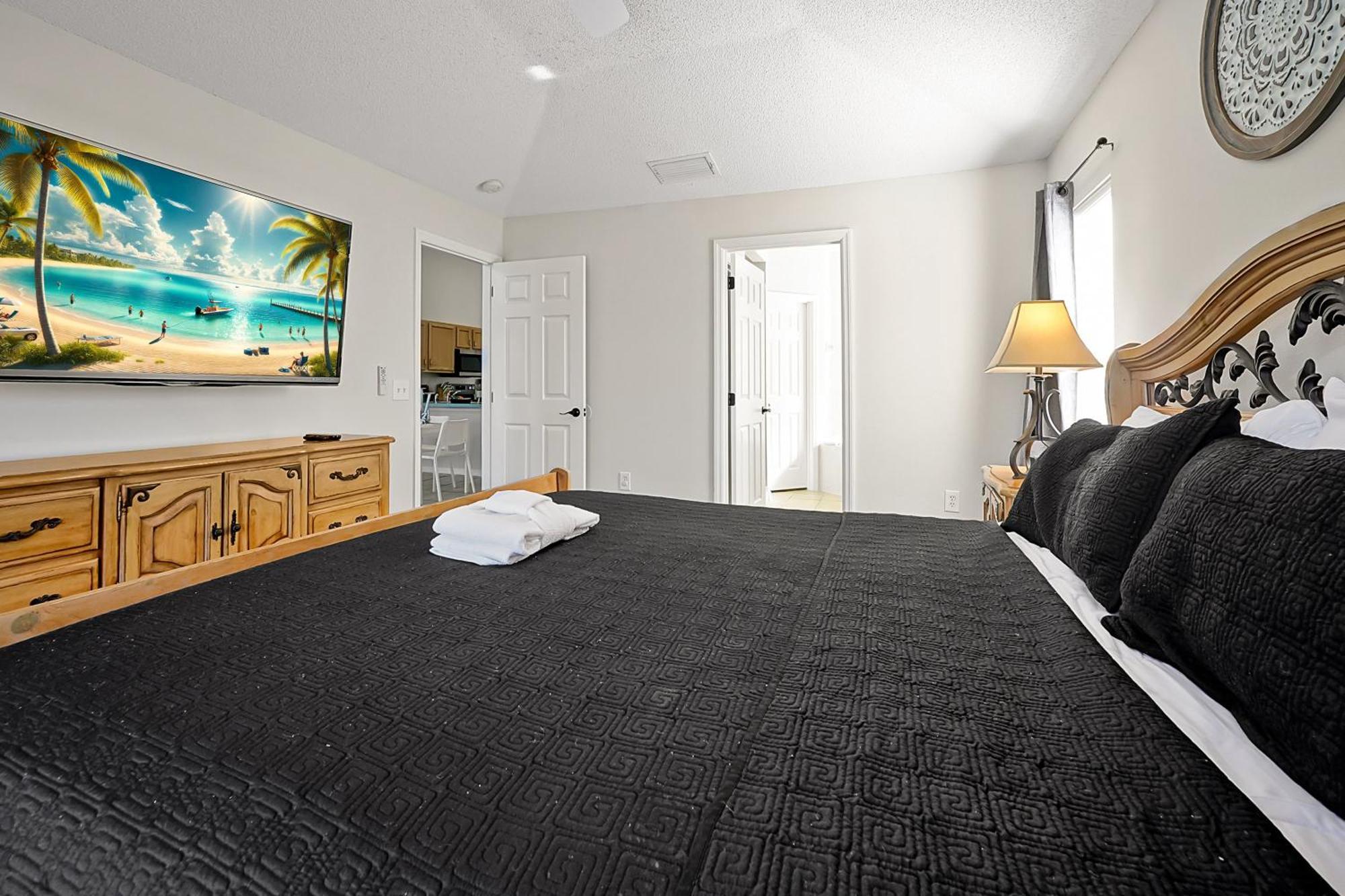 Berkley Home: Pool, Lakefront & Near Holiday home
