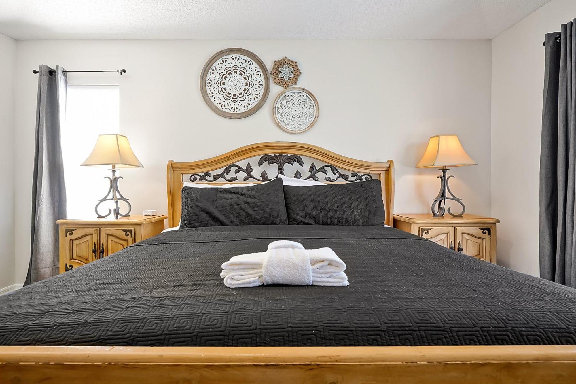 Berkley Home: Pool, Lakefront & Near Holiday home *