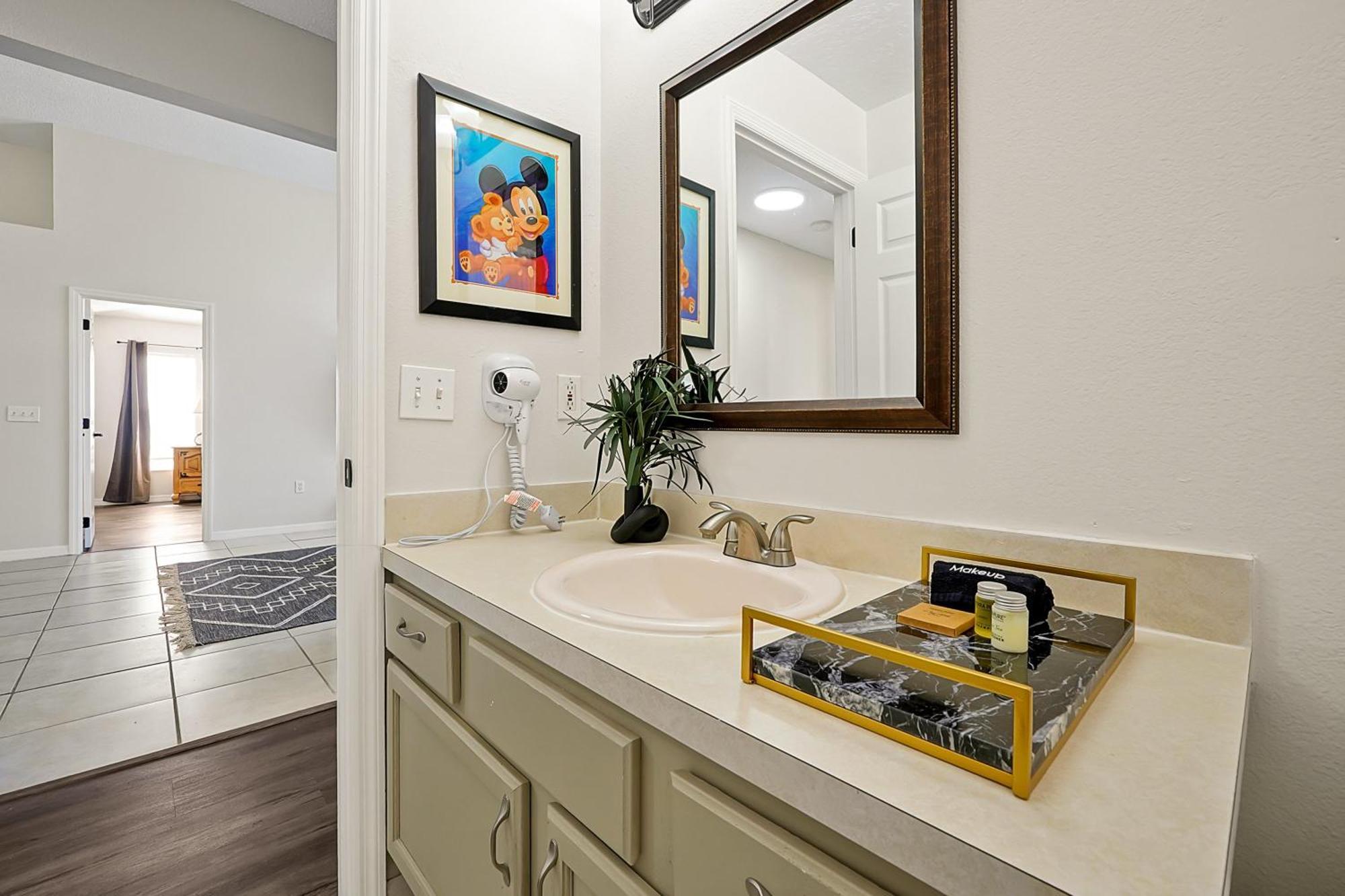 Berkley Home: Pool, Lakefront & Near Holiday home *