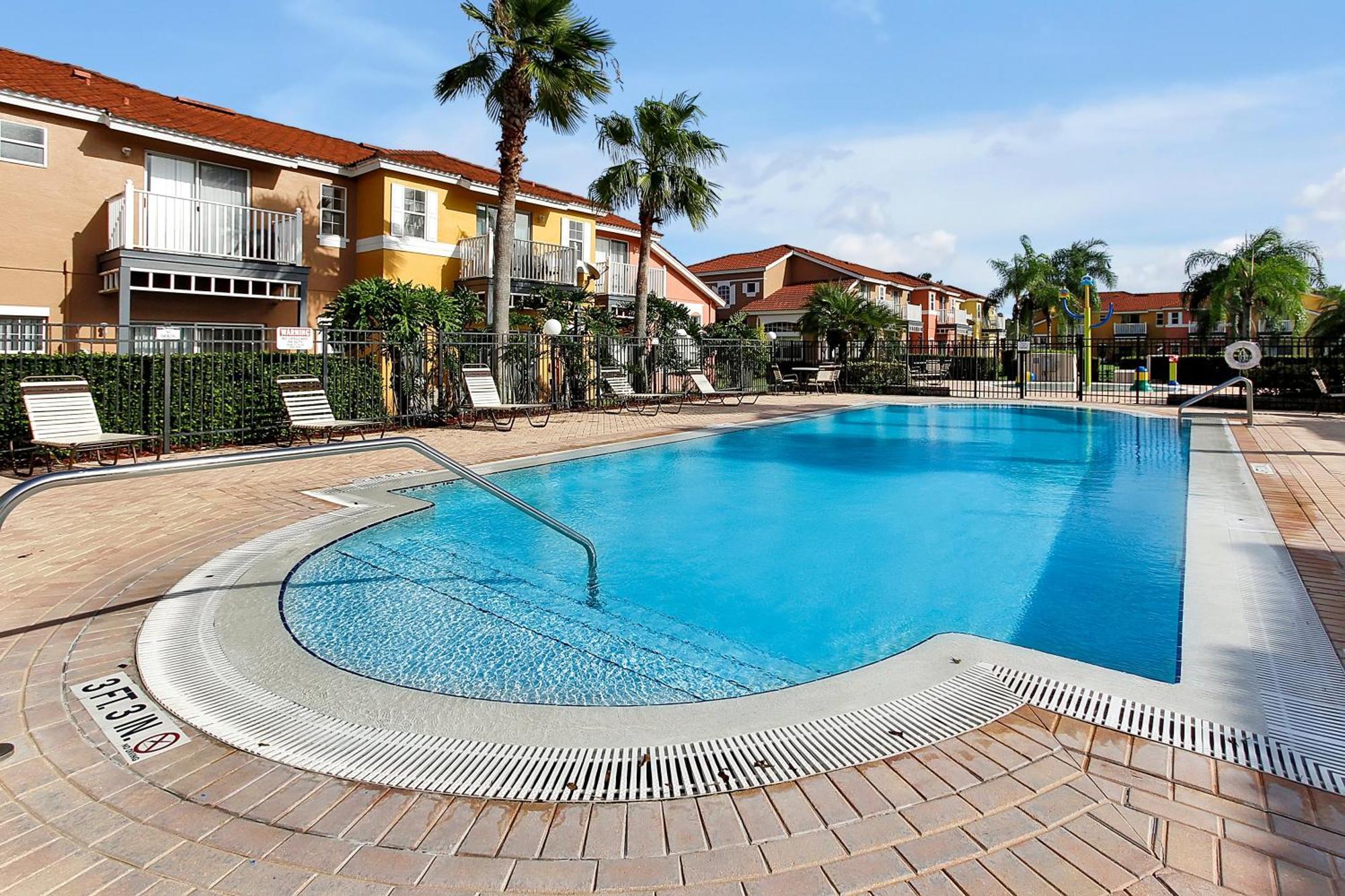 Berkley Home: Pool, Lakefront & Near Holiday home *