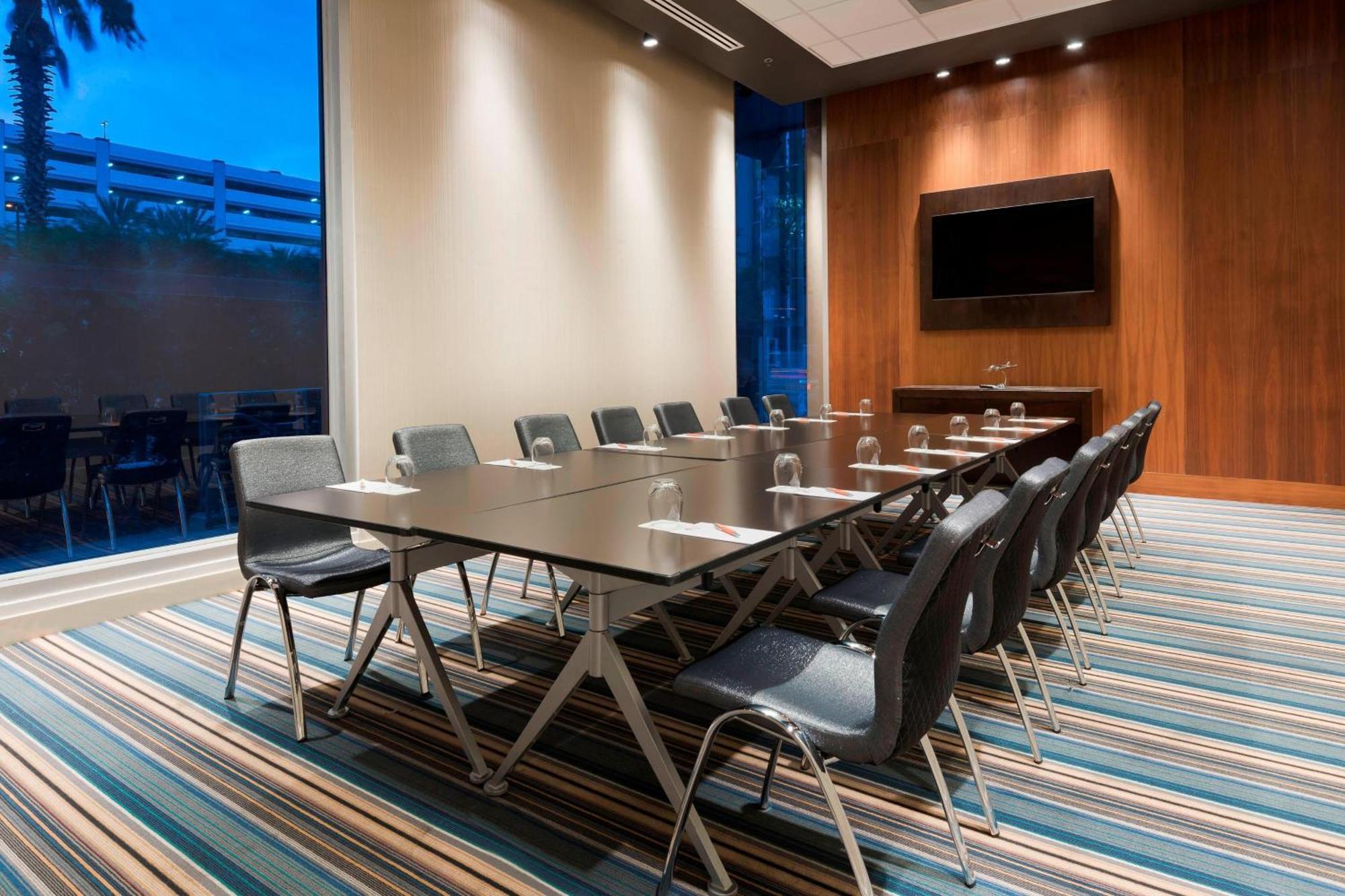Aloft Downtown Hotel 3*