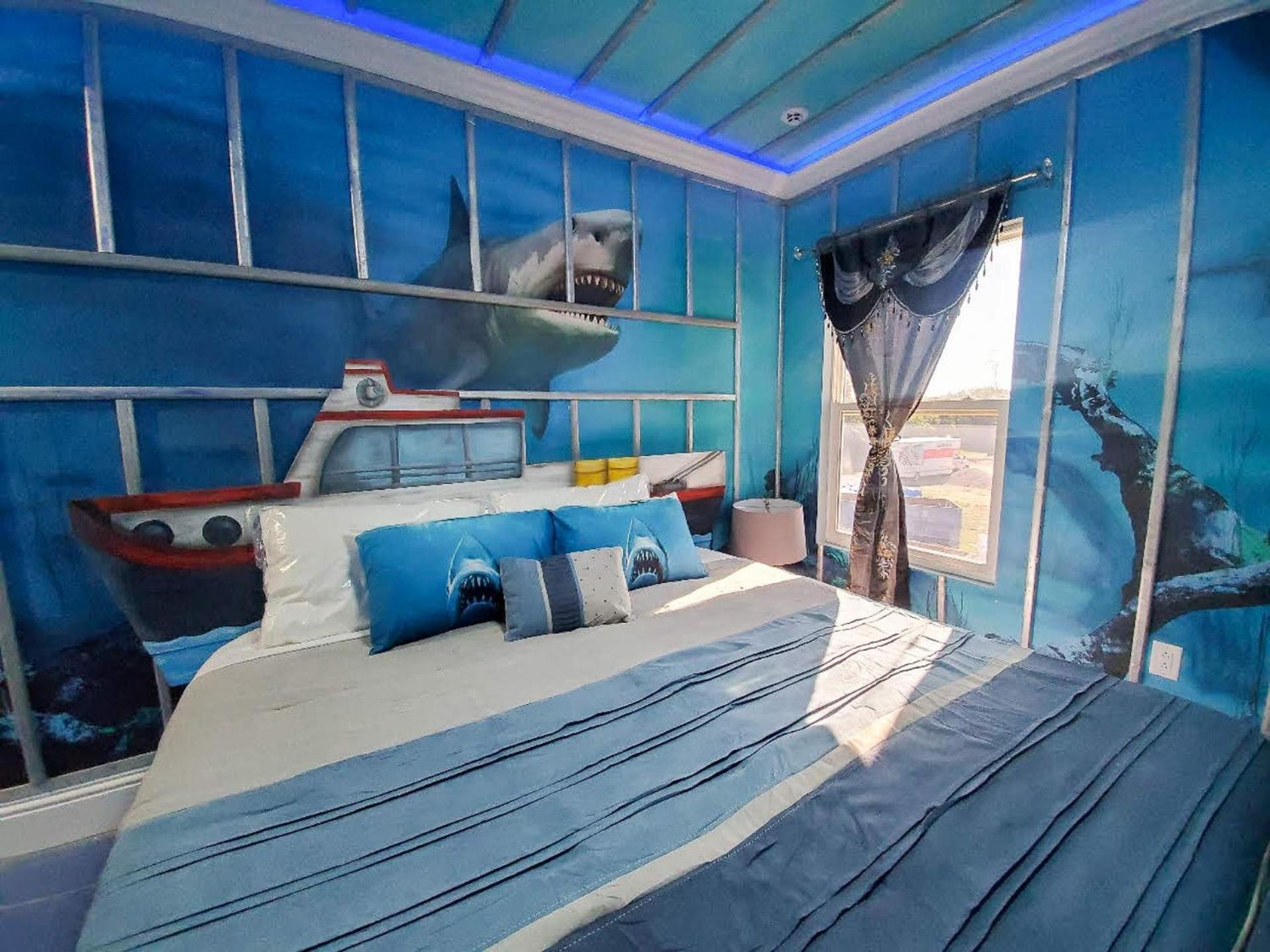 Hollywood Themed Mansion W Luxury Pool For 62 Holiday home