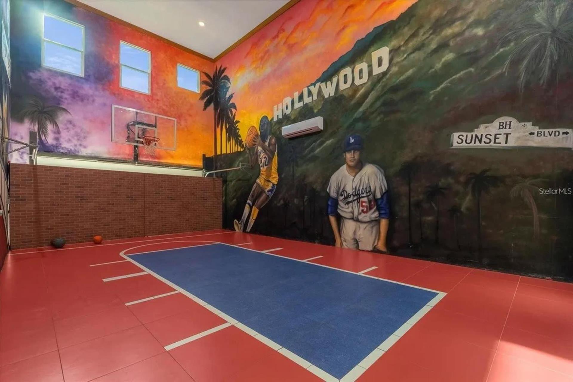 Hollywood Themed Mansion W Luxury Pool For 62 Holiday home *