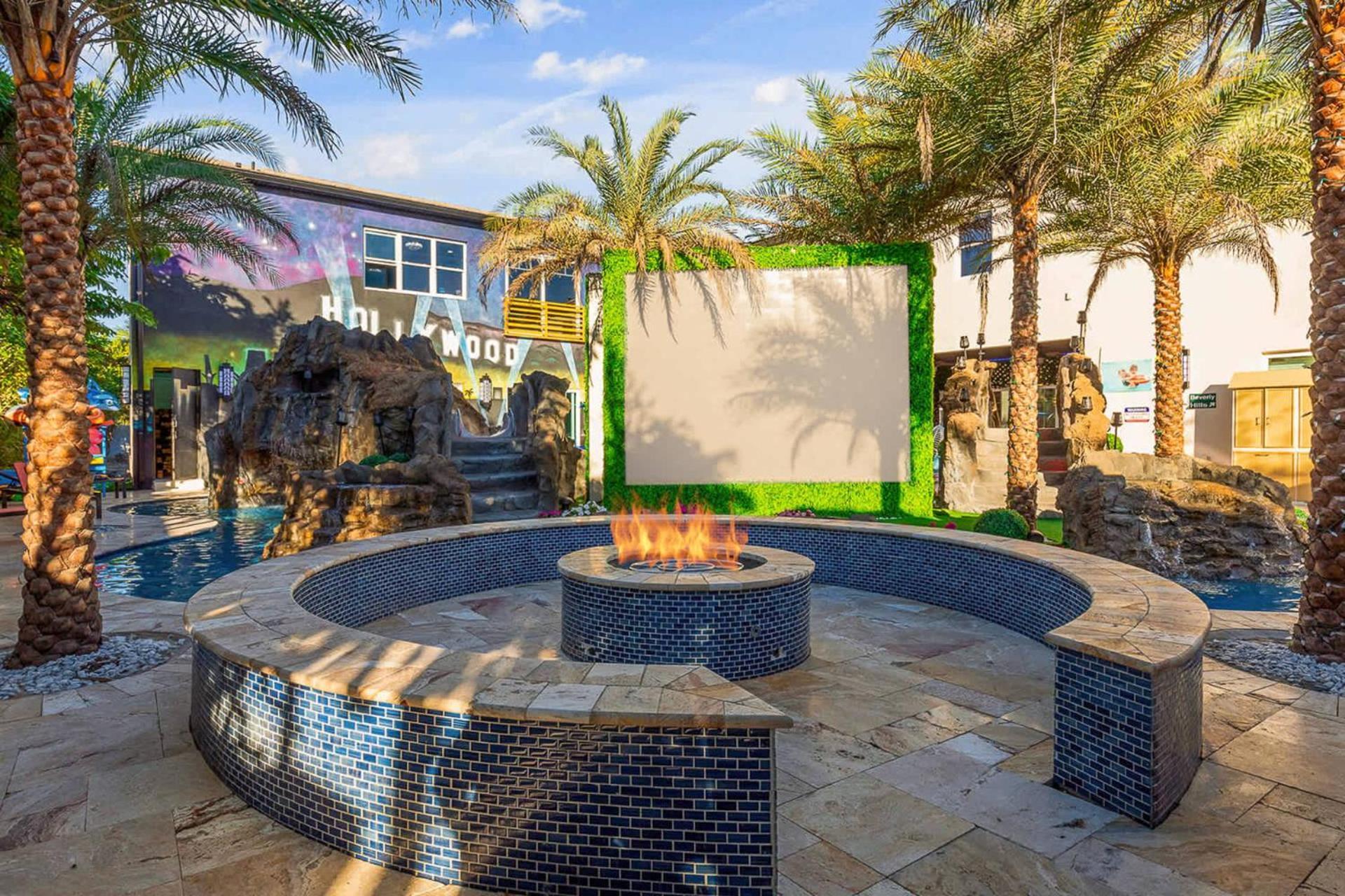 Holiday home Hollywood Themed Mansion W Luxury Pool For 62 *