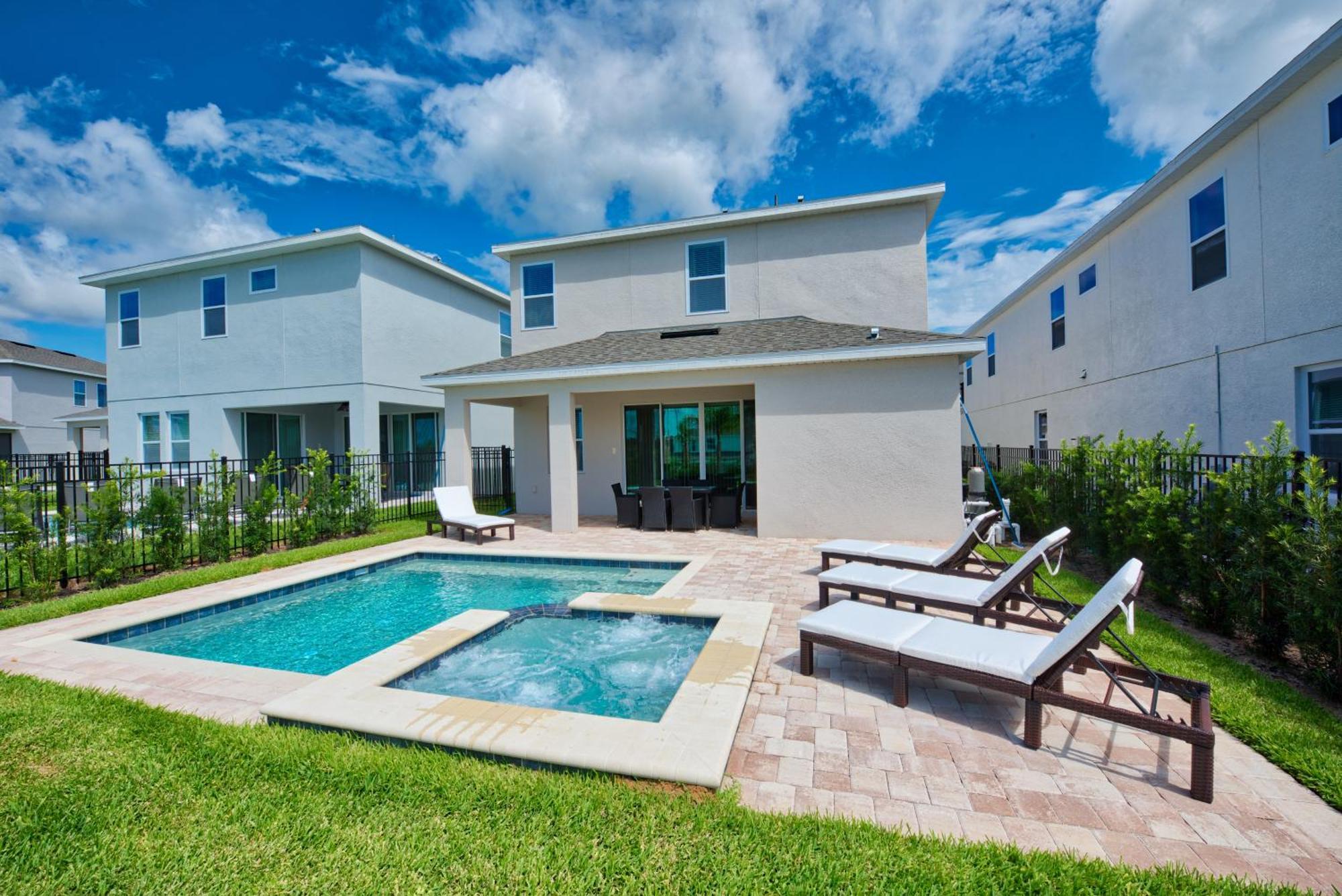 Cozy By Rentyl Near With Private Pool & Amenities - 7416m *