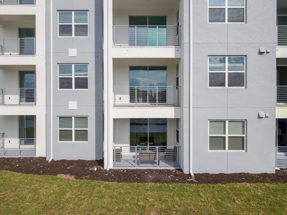Marvelous 2 Bd Close To At Storey 106 *