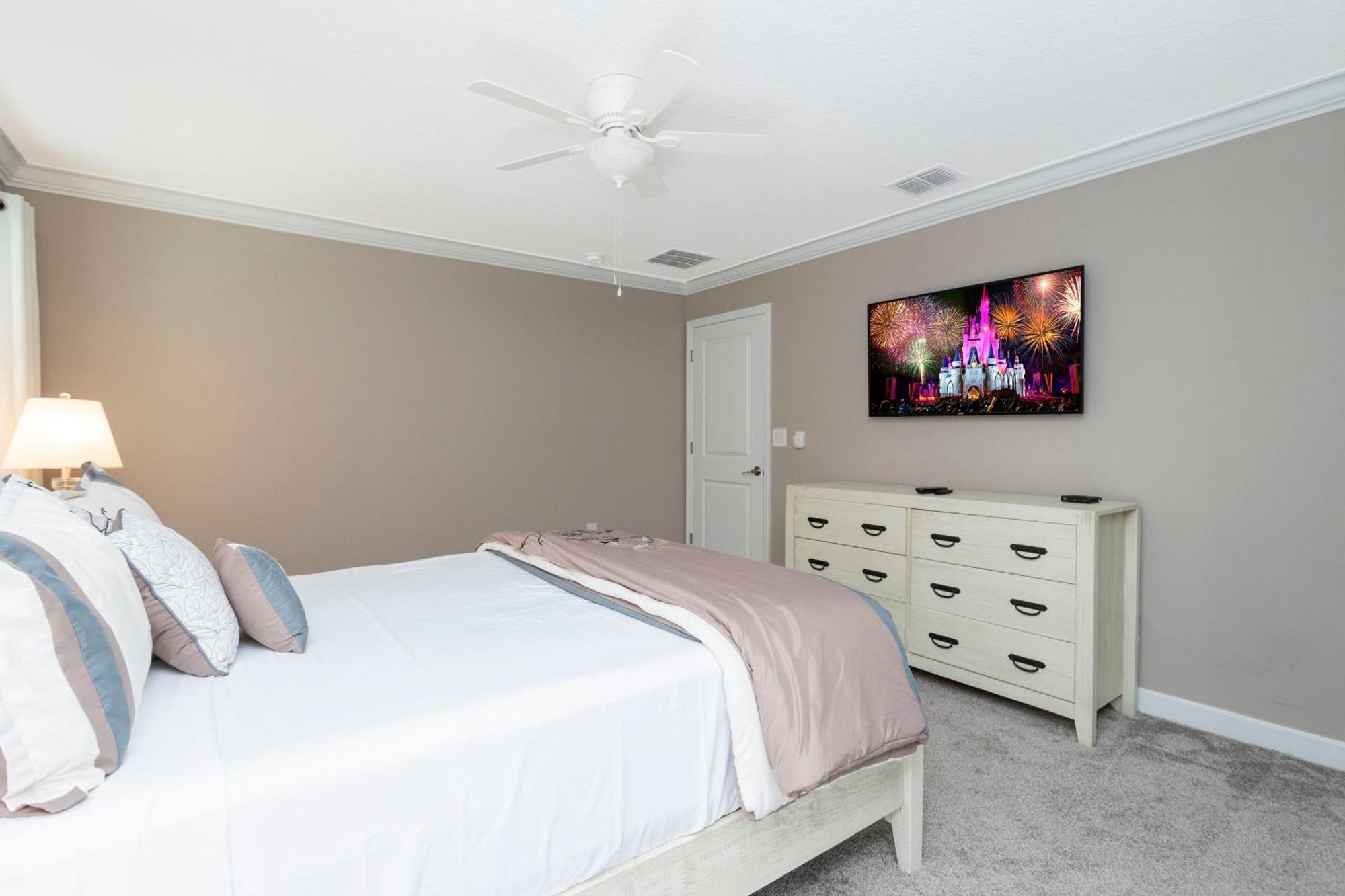 Gorgeous 4 Bd Close To W/ Pool @ Storey 4243