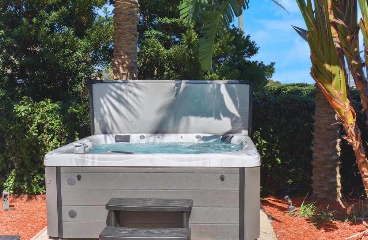 Epic 8br 8ba 4k Sq Ft With Movie Theater Private Pool Sauna Hot Tub Firepit Gaming And Arcade - 10mins From Fl Villa