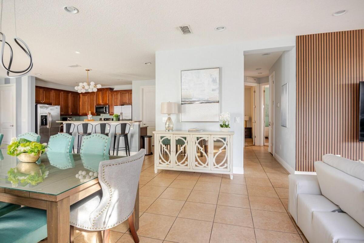 Epic 8br 8ba 4k Sq Ft With Movie Theater Private Pool Sauna Hot Tub Firepit Gaming And Arcade - 10mins From Fl Villa *