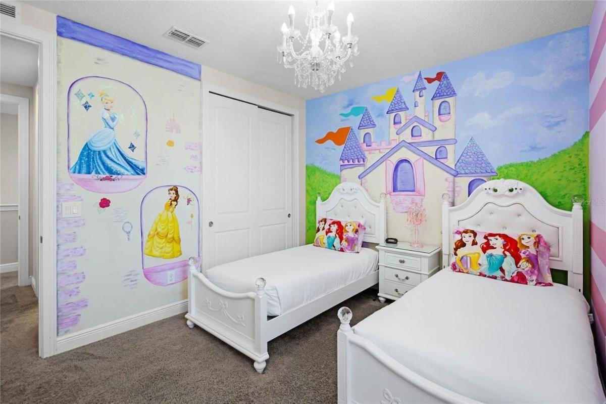 Villa Epic 8br 8ba 4k Sq Ft With Movie Theater Private Pool Sauna Hot Tub Firepit Gaming And Arcade - 10mins From Fl