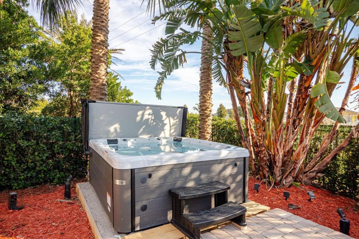 Epic 8br 8ba 4k Sq Ft With Movie Theater Private Pool Sauna Hot Tub Firepit Gaming And Arcade - 10mins From Fl Villa