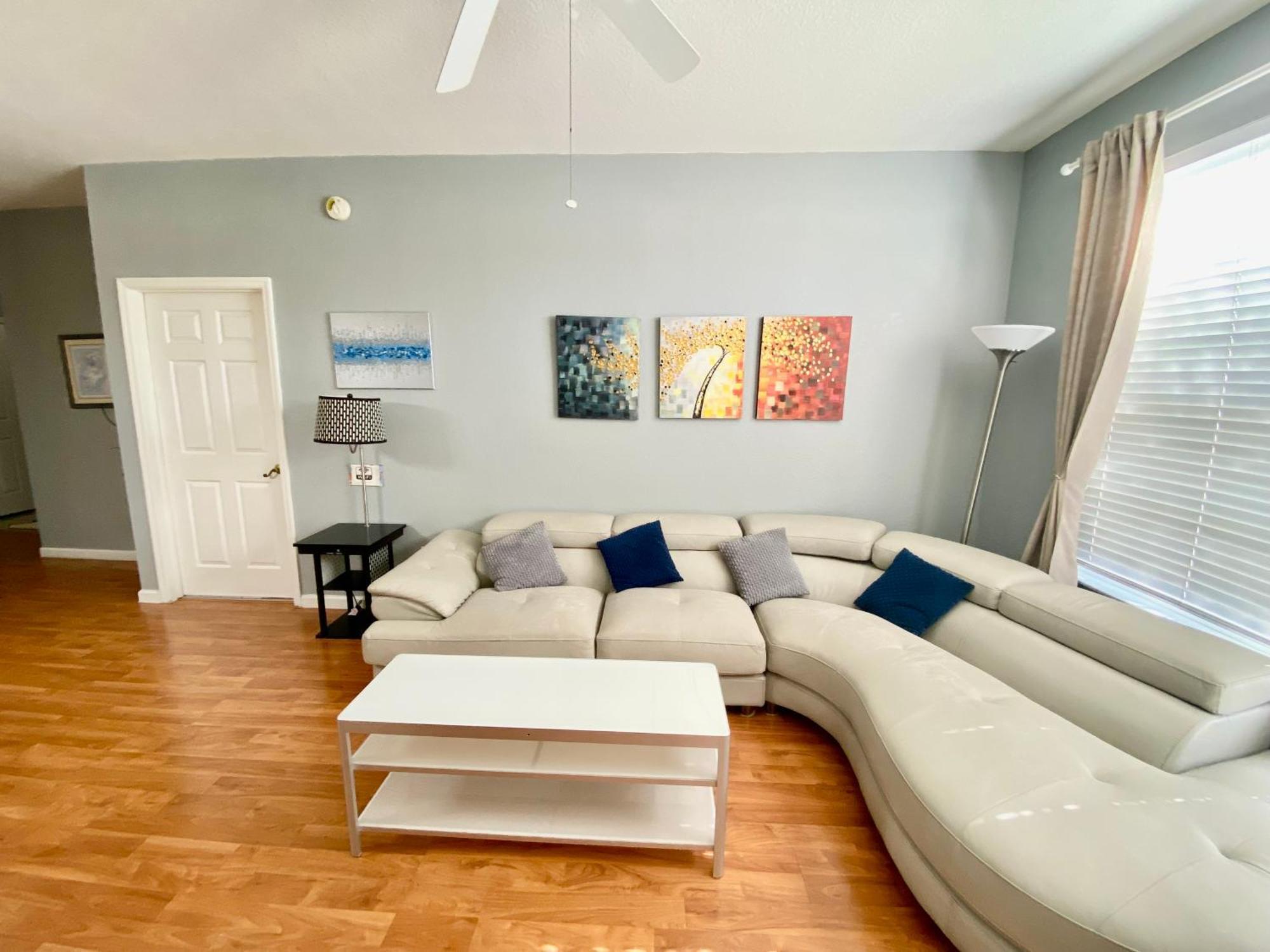 Apartment 3 Bedroom Style Condo, 3 Miles To Disney! Kissimmee
