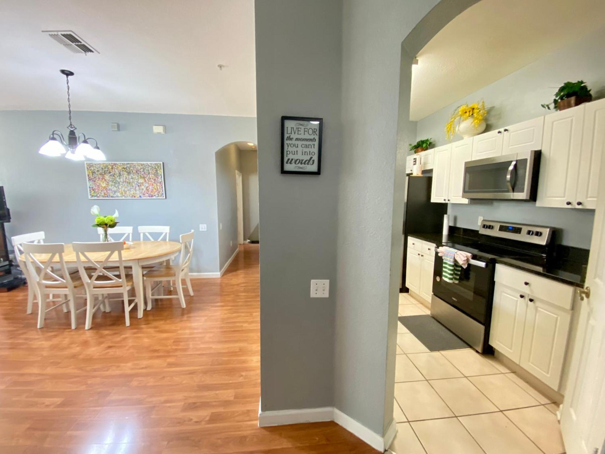 Apartment 3 Bedroom Style Condo, 3 Miles To Disney!