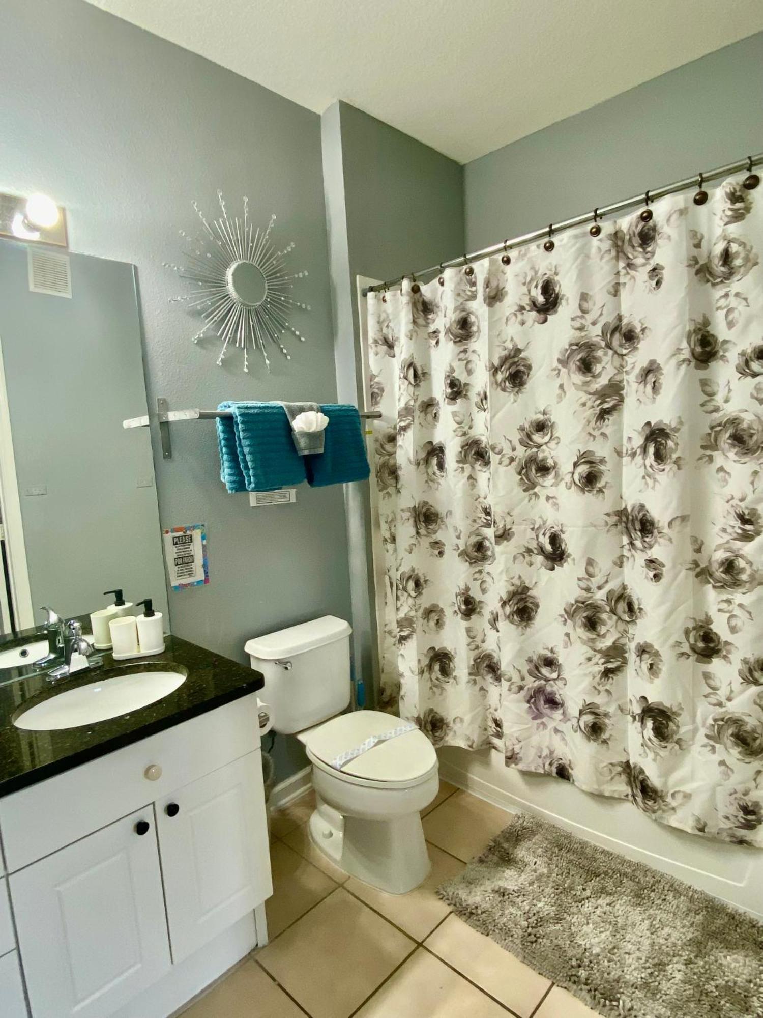 Apartment 3 Bedroom Style Condo, 3 Miles To Disney! *