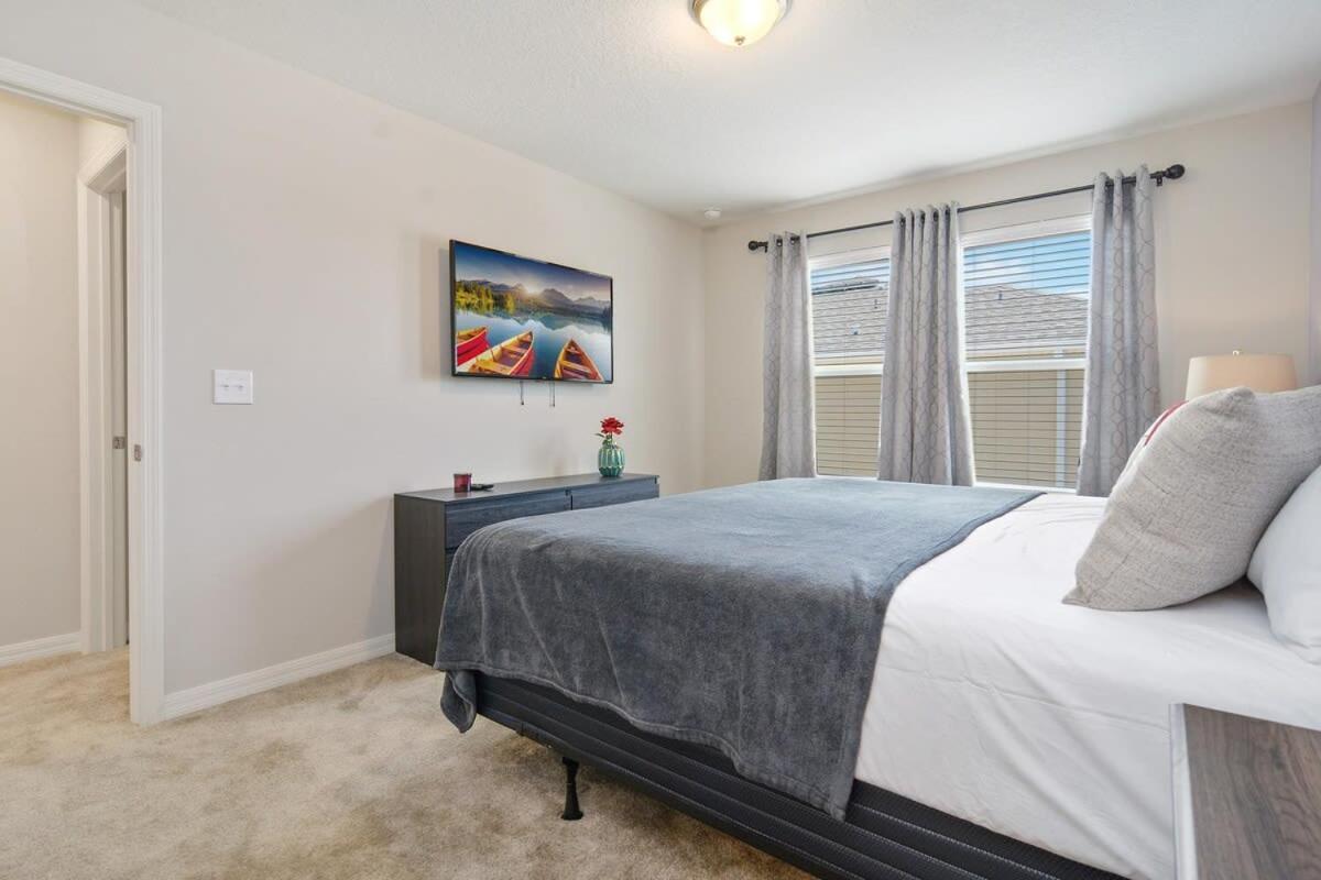 Four Bedroom W/ Gameroom 5152a
