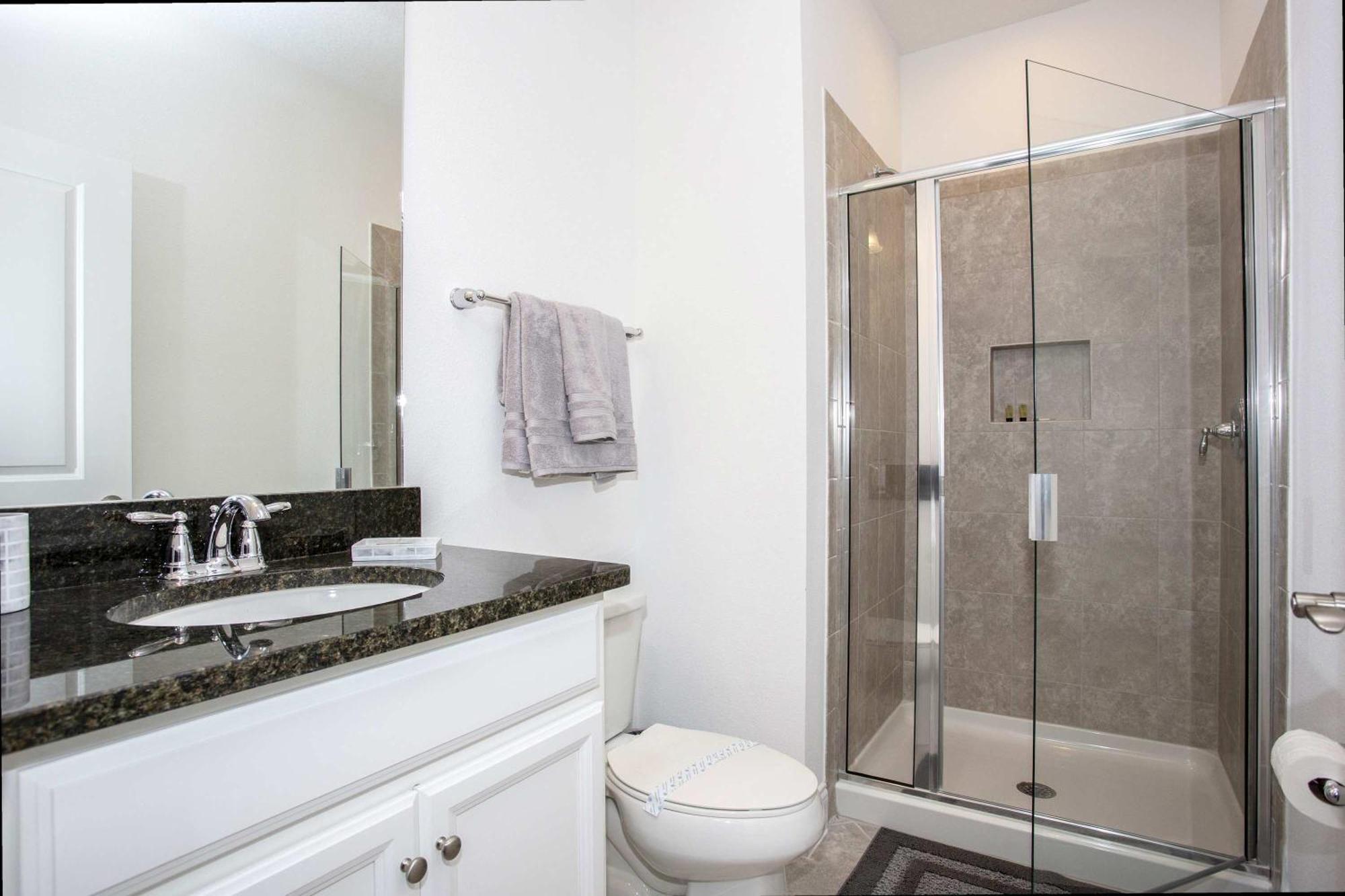Stunning 5 Bd W/ Pool Close To 174 Davenport
