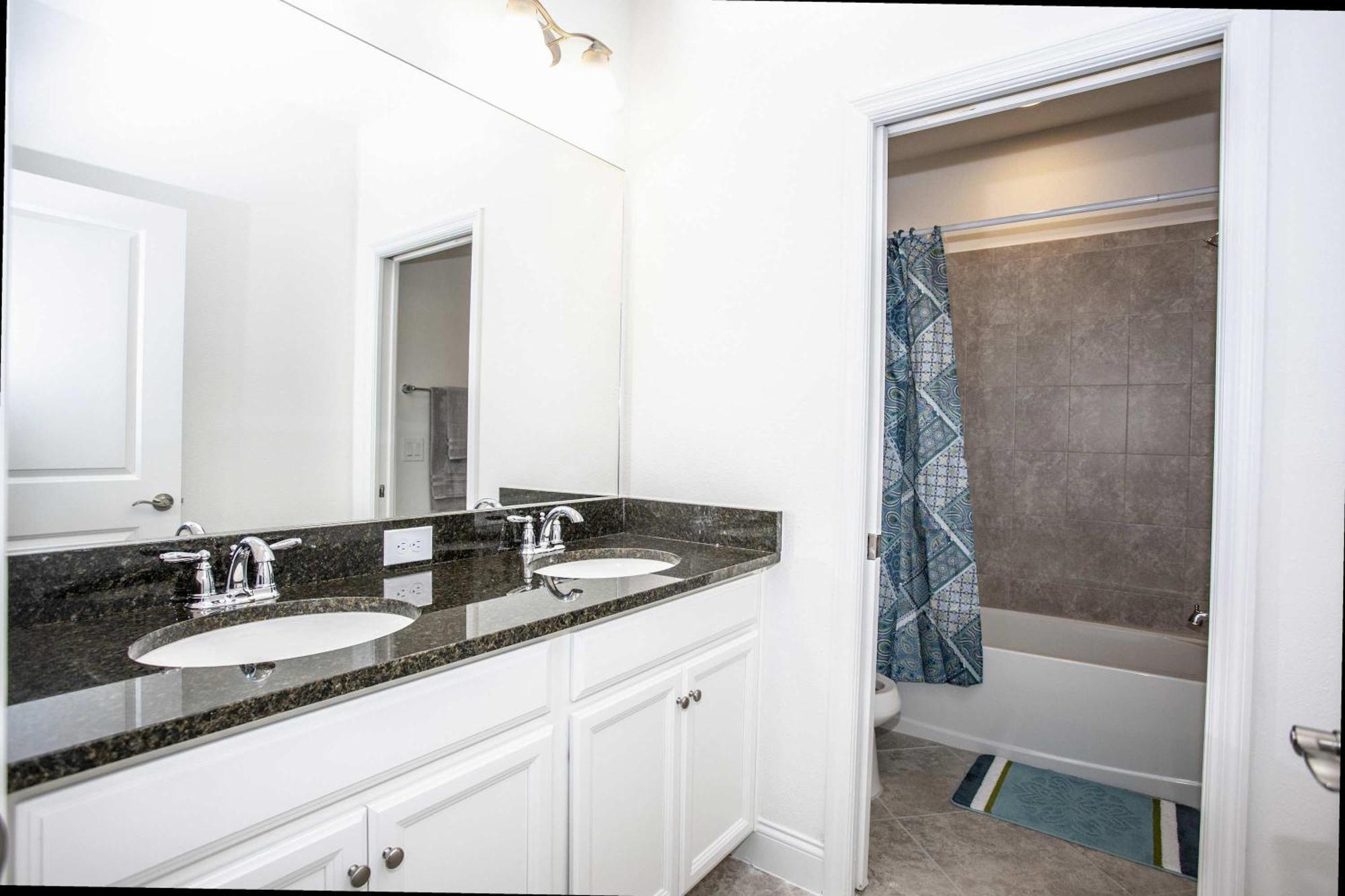 Stunning 5 Bd W/ Pool Close To 174 *