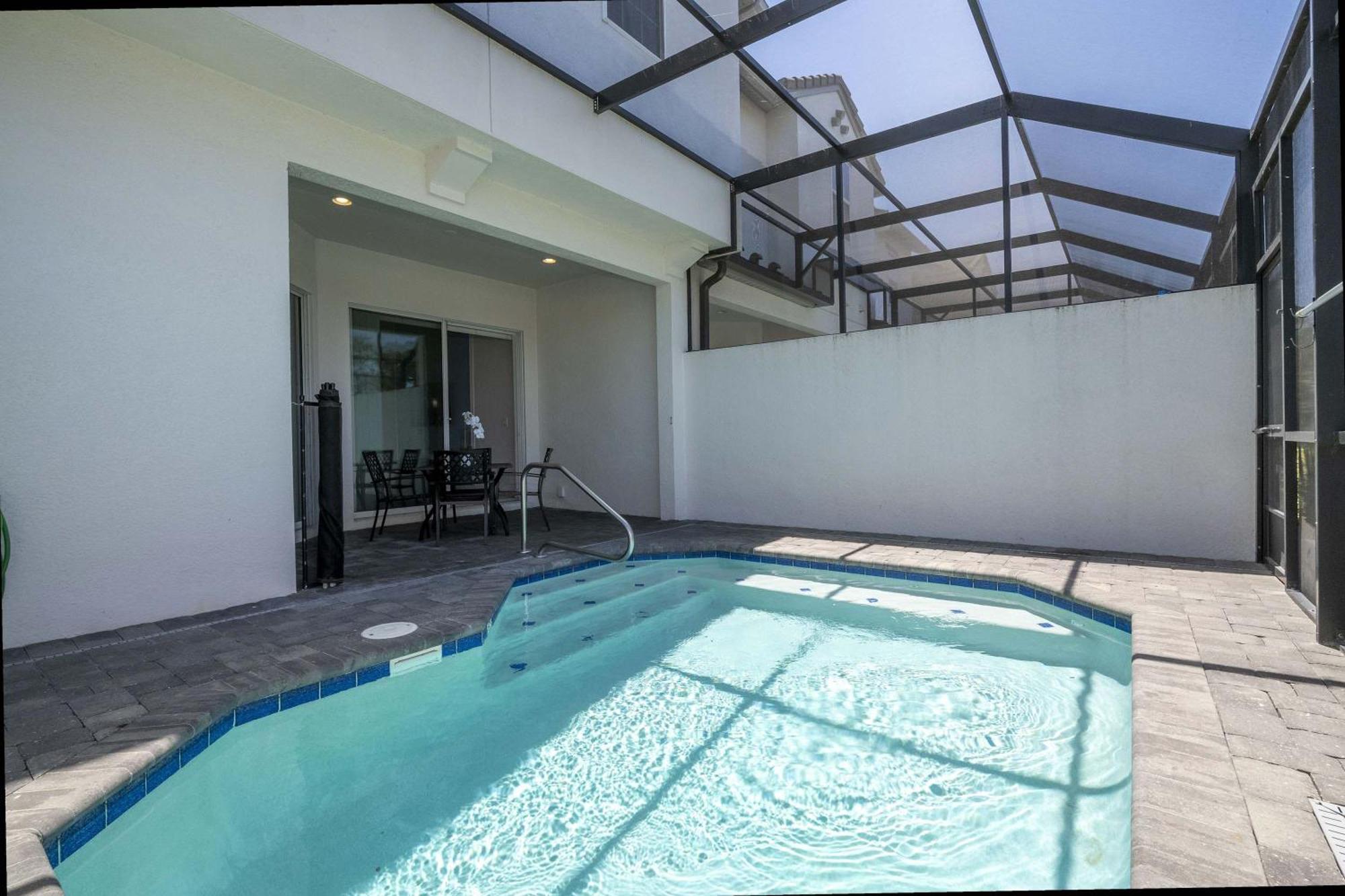 Stunning 5 Bd W/ Pool Close To 174 *