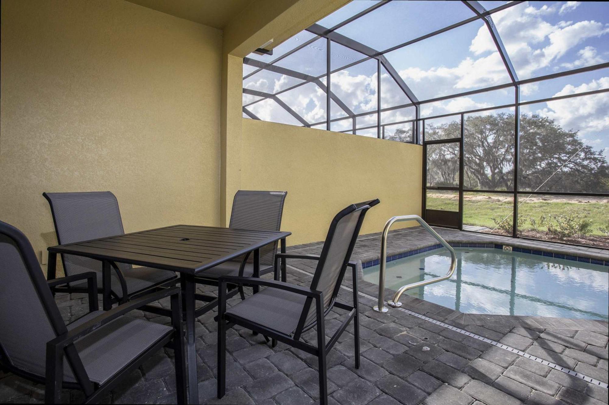 Stunning 5 Bd W/ Pool Close To 174 Davenport