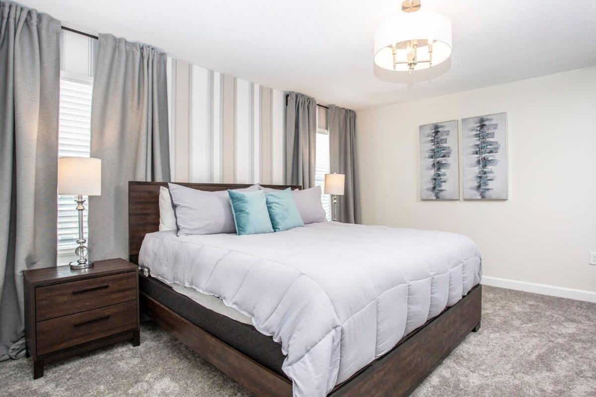 Luxurious 4bd W/ Pool 4983