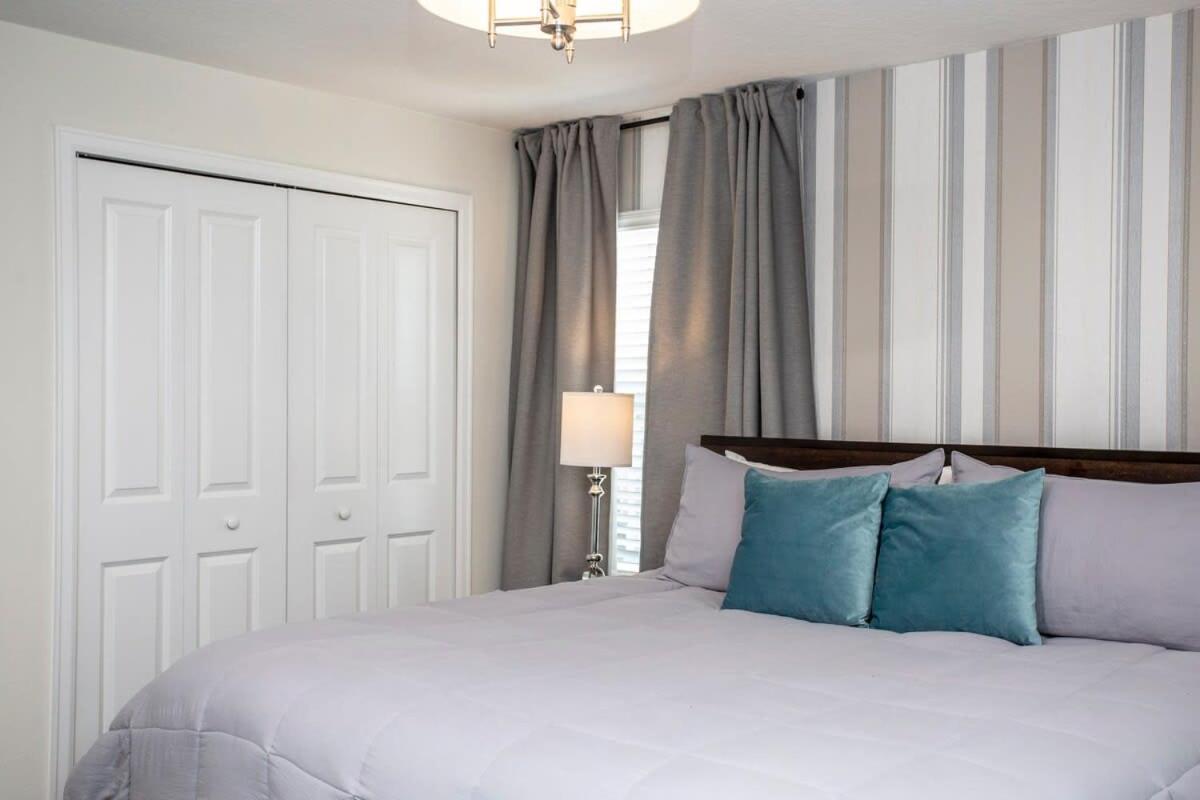 Luxurious 4bd W/ Pool 4983 *